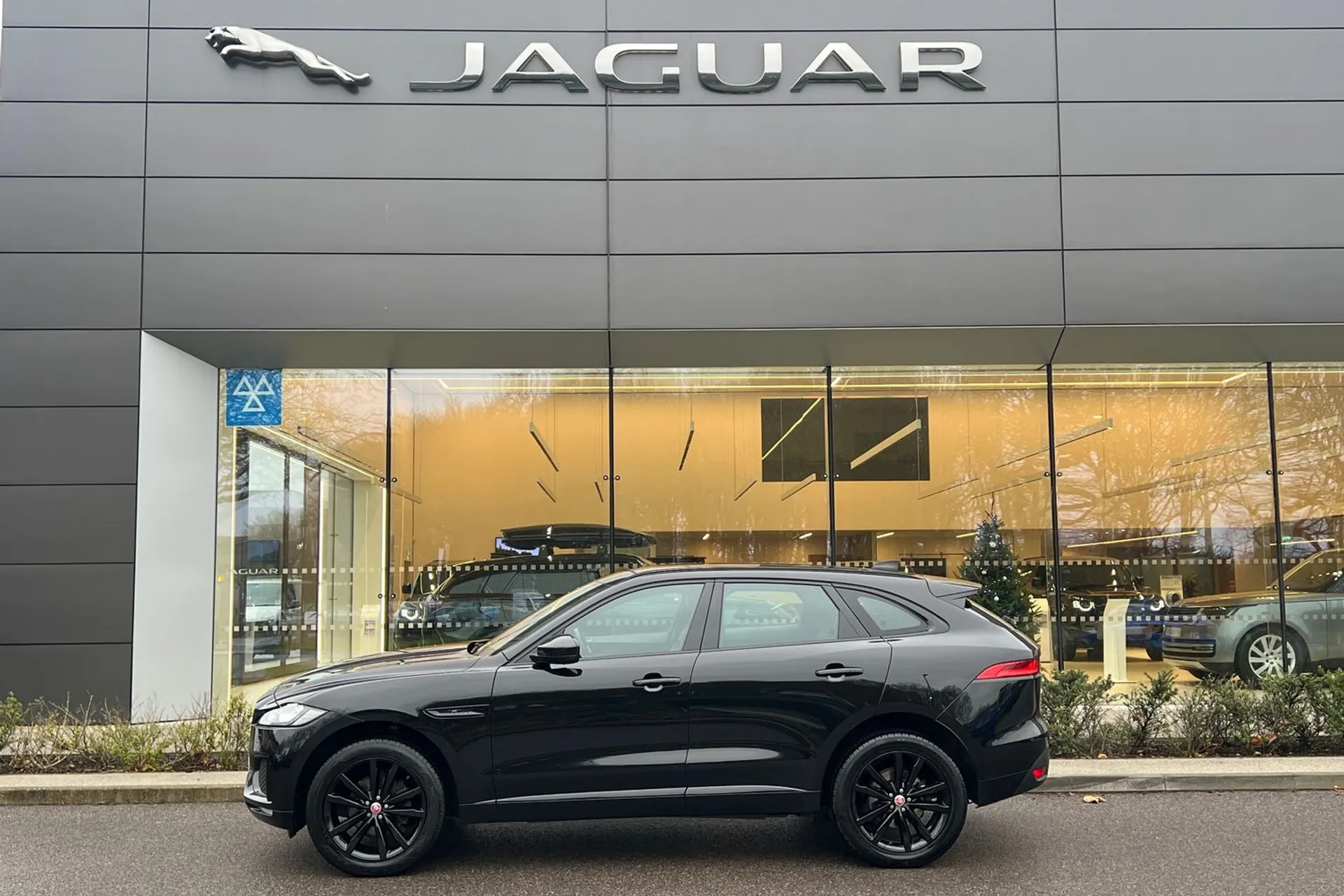 Jaguar F-PACE thumbnail image number 7