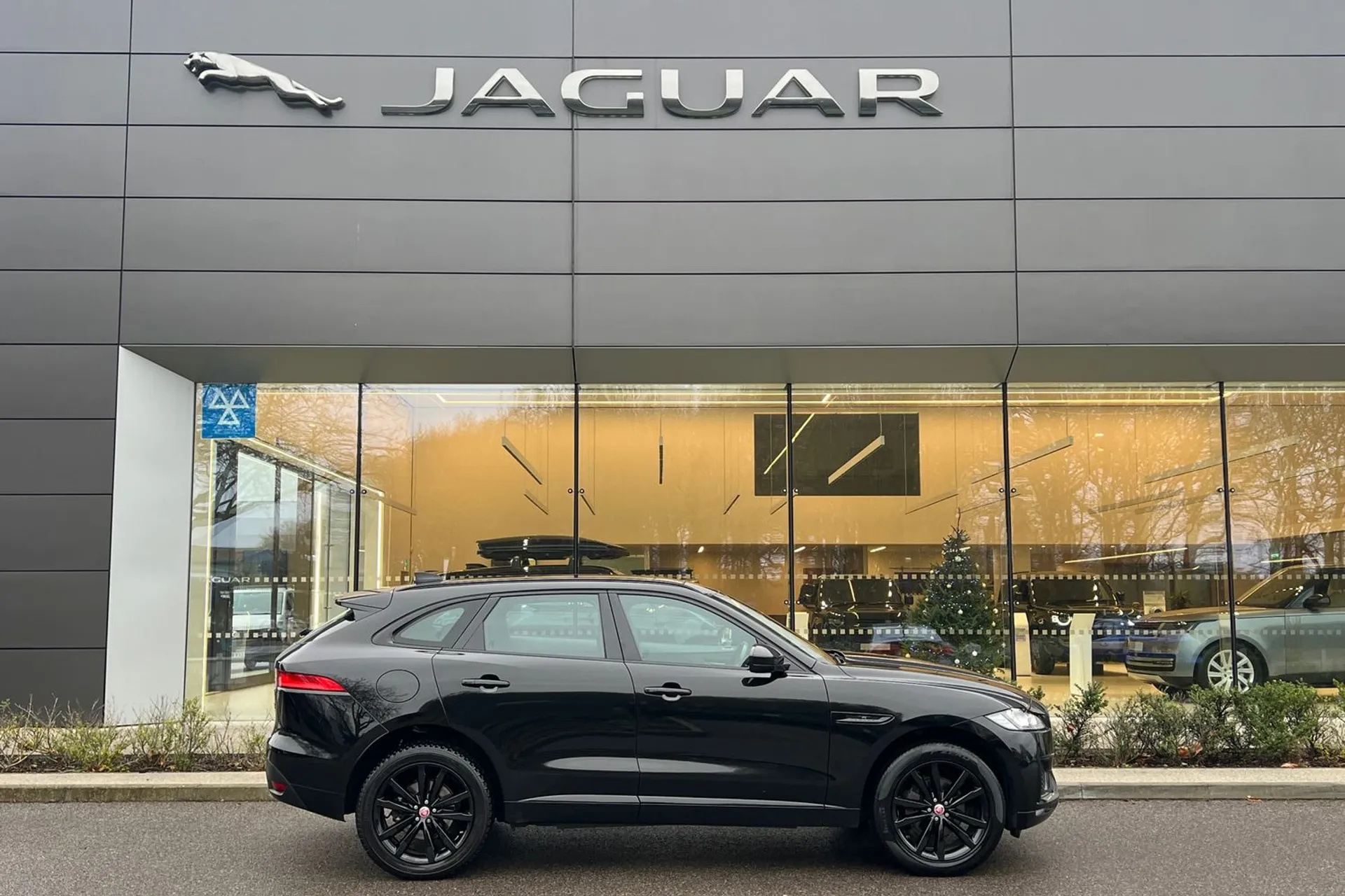 Jaguar F-PACE thumbnail image number 2