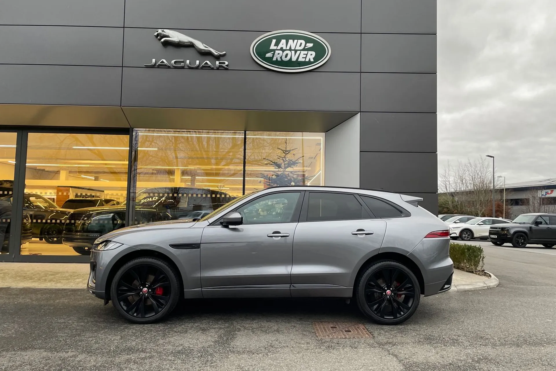 Jaguar F-PACE thumbnail image number 27