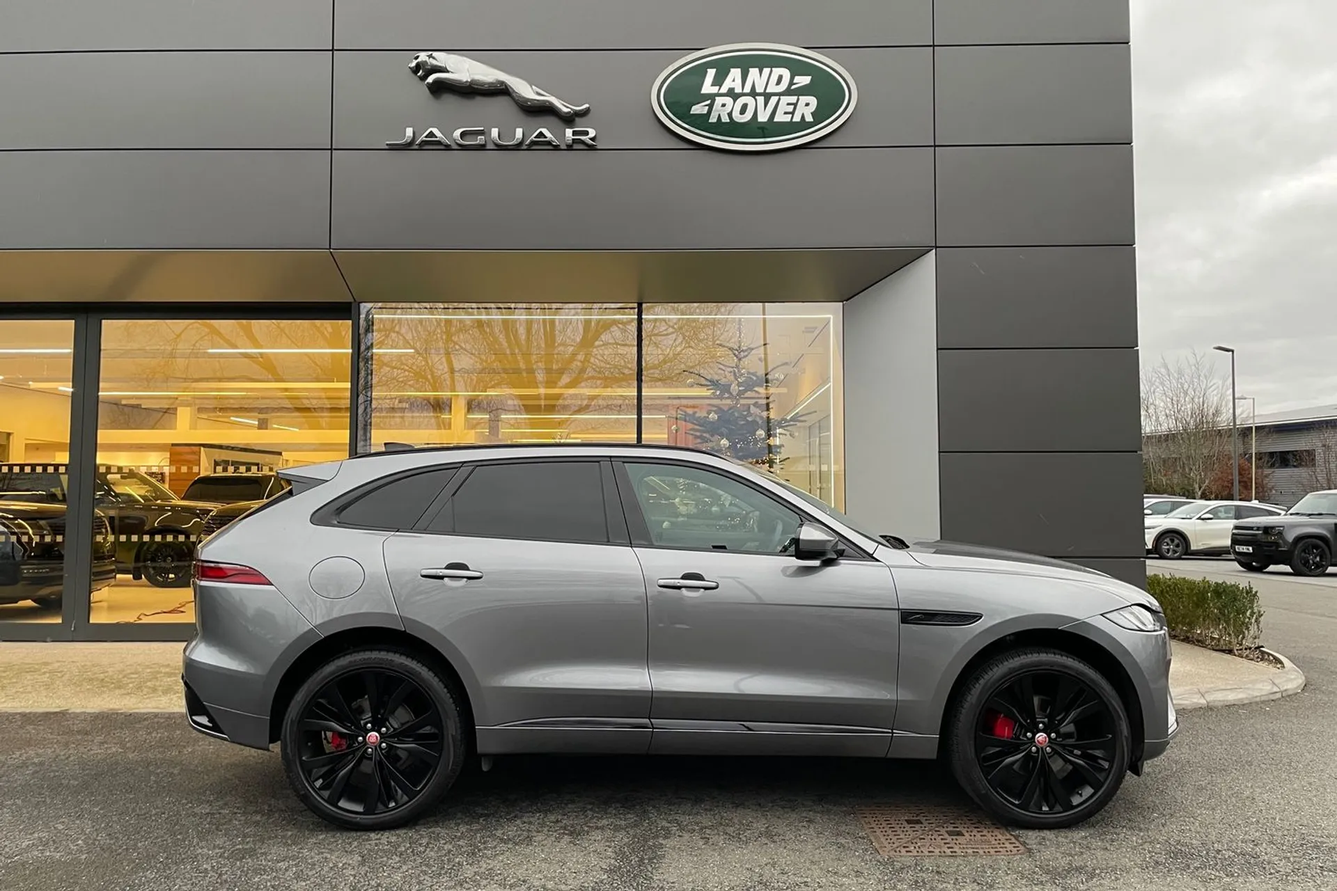 Jaguar F-PACE thumbnail image number 2