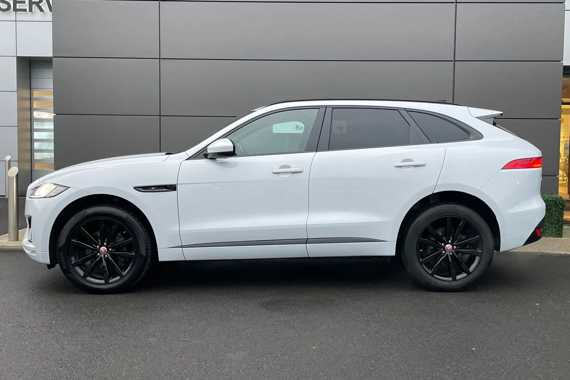 Jaguar F-PACE thumbnail image number 11