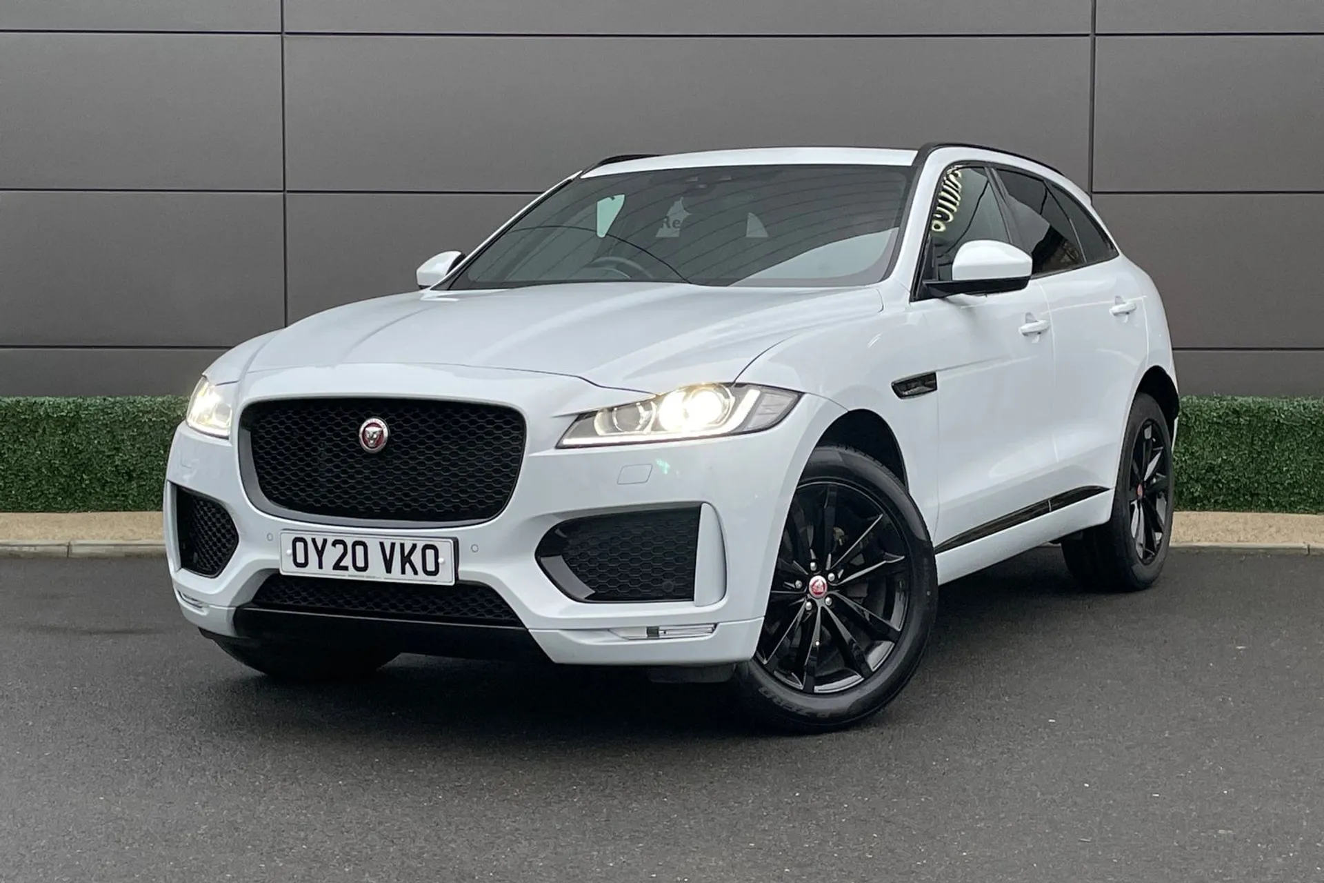 Jaguar F-PACE thumbnail image number 12