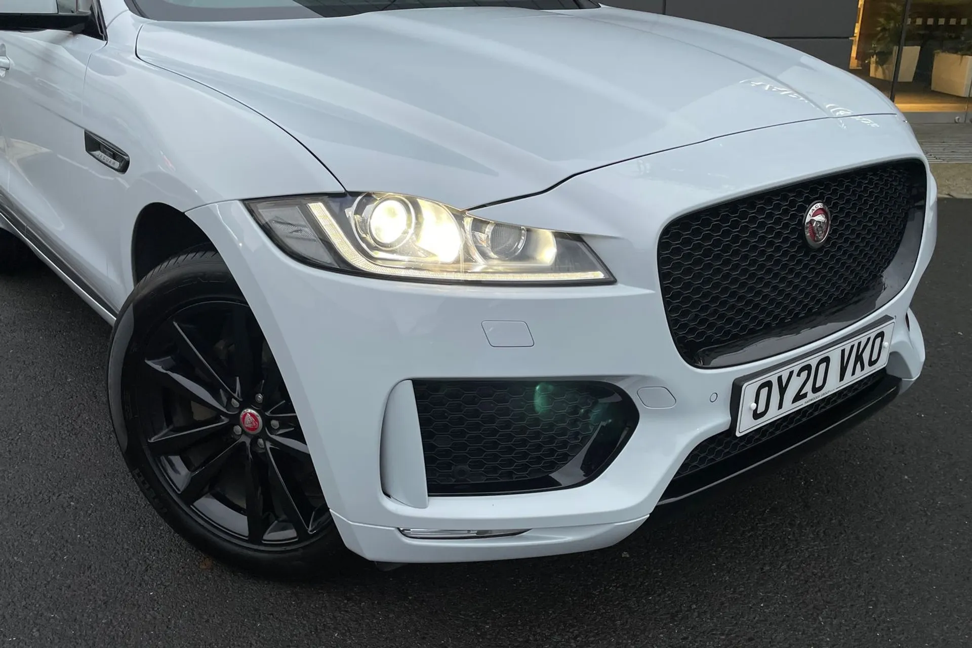 Jaguar F-PACE thumbnail image number 14