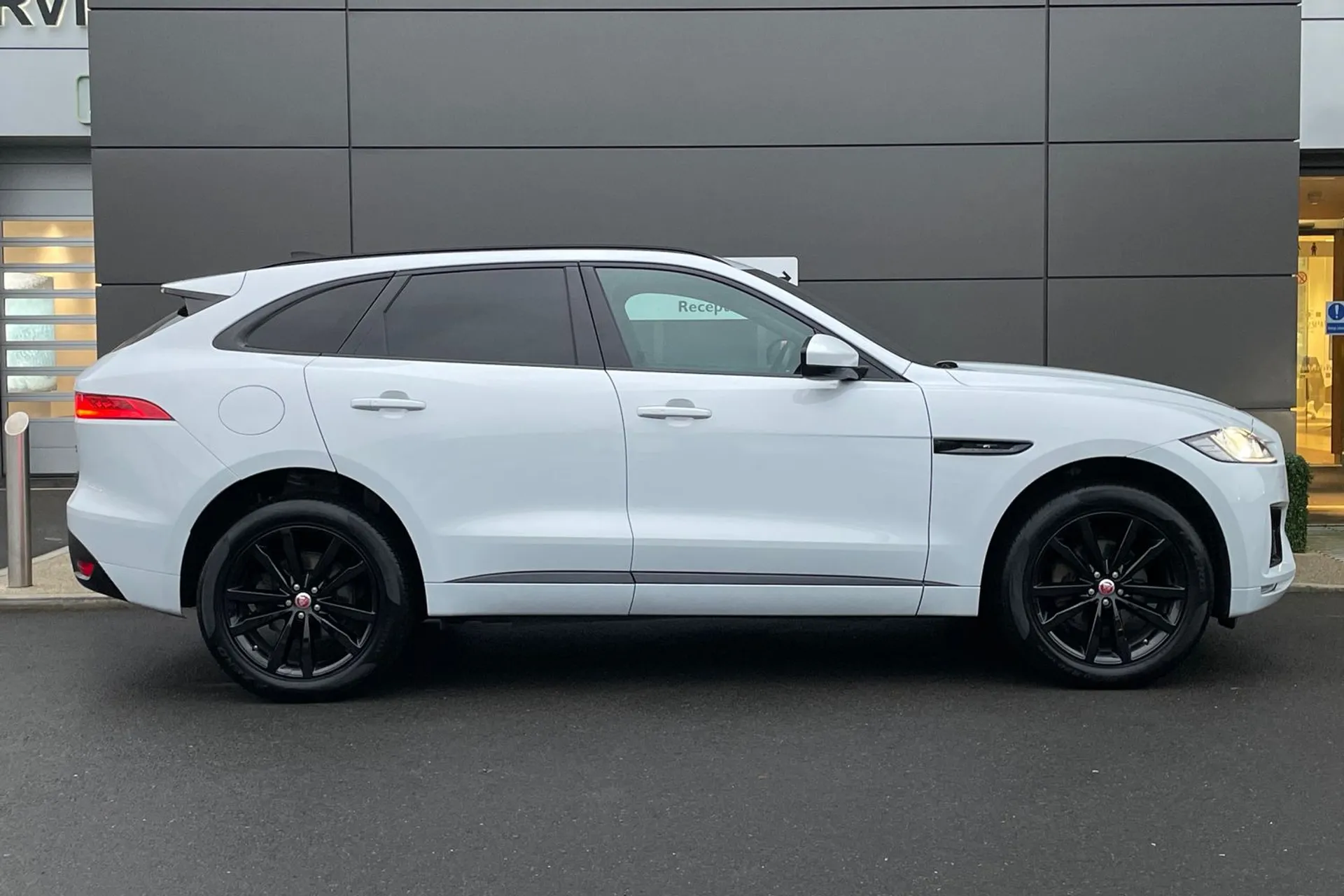 Jaguar F-PACE thumbnail image number 2