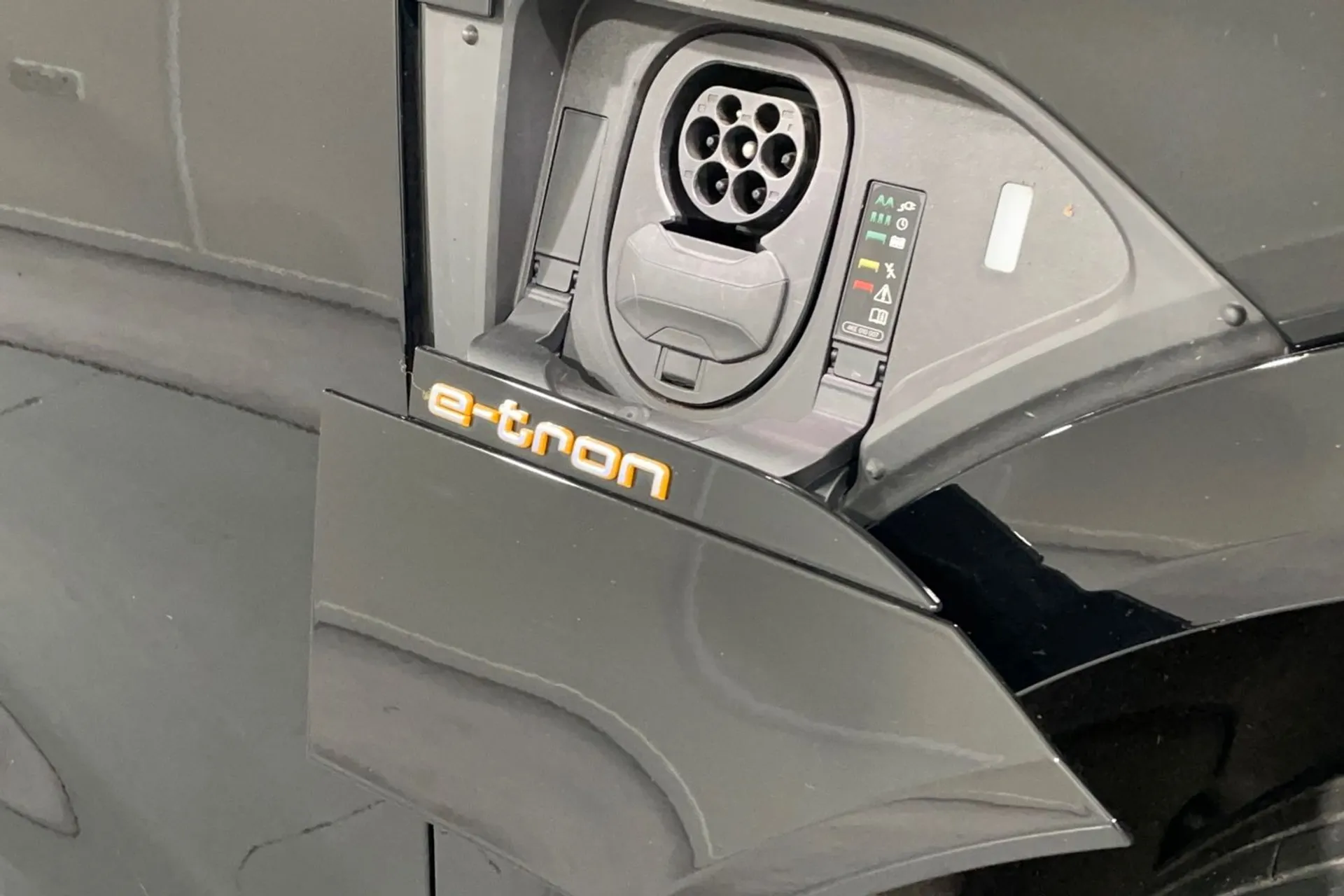 Audi e-tron thumbnail image number 19