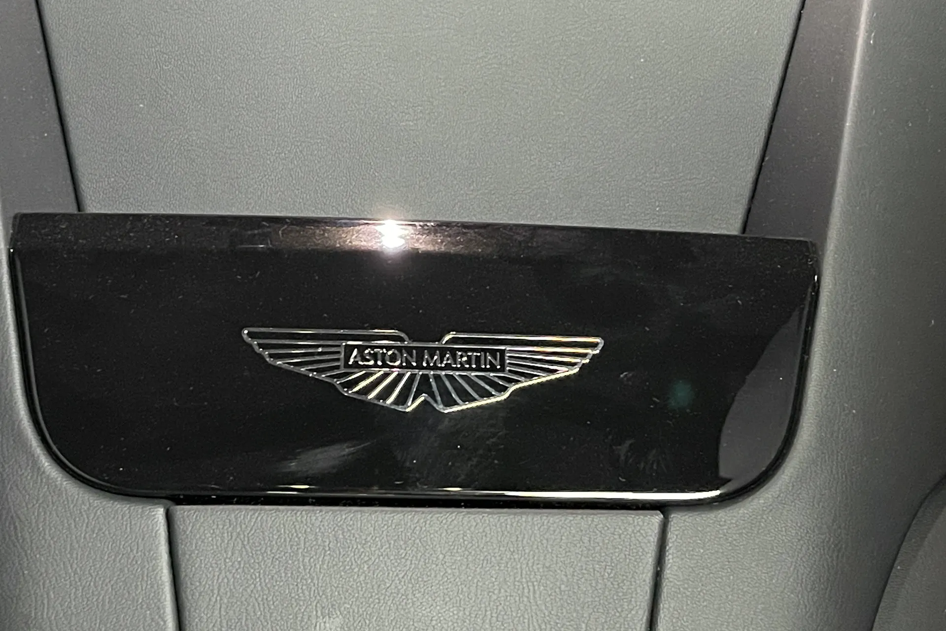 Aston Martin Vantage thumbnail image number 28