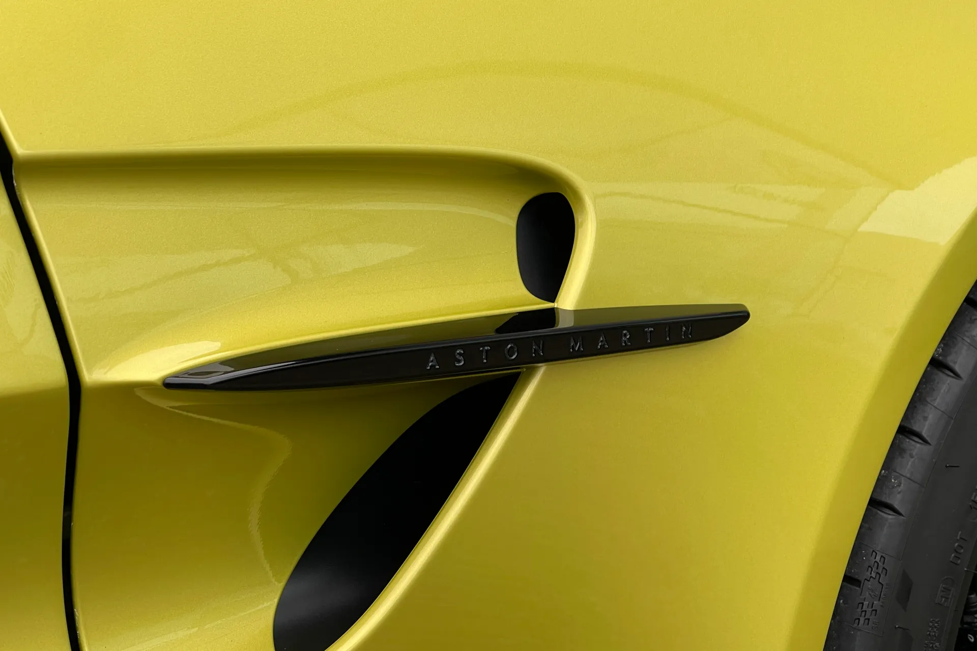 Aston Martin Vantage thumbnail image number 18