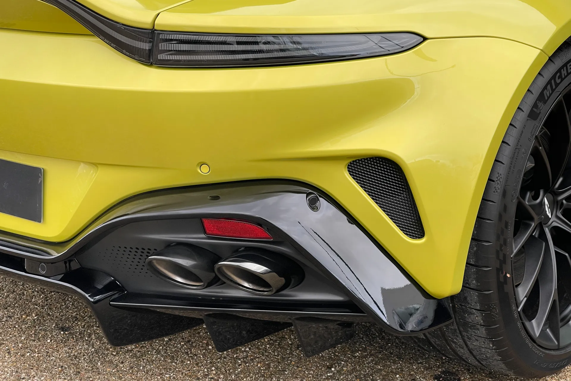 Aston Martin Vantage thumbnail image number 19