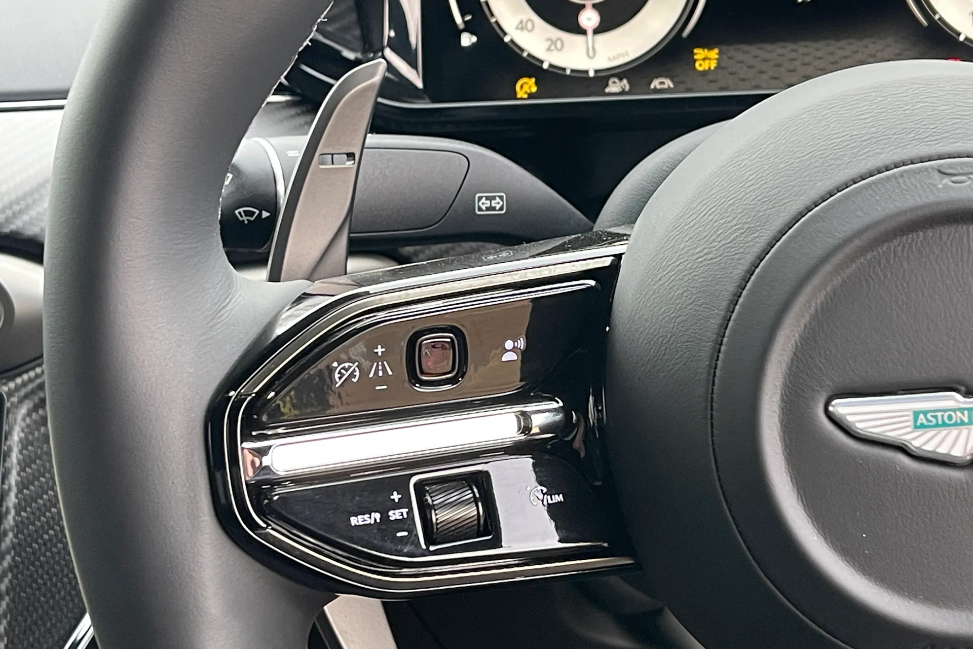 Aston Martin Vantage thumbnail image number 26