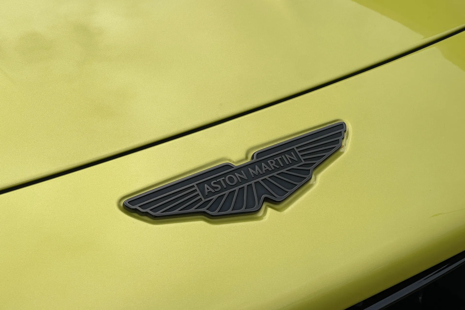 Aston Martin Vantage thumbnail image number 15