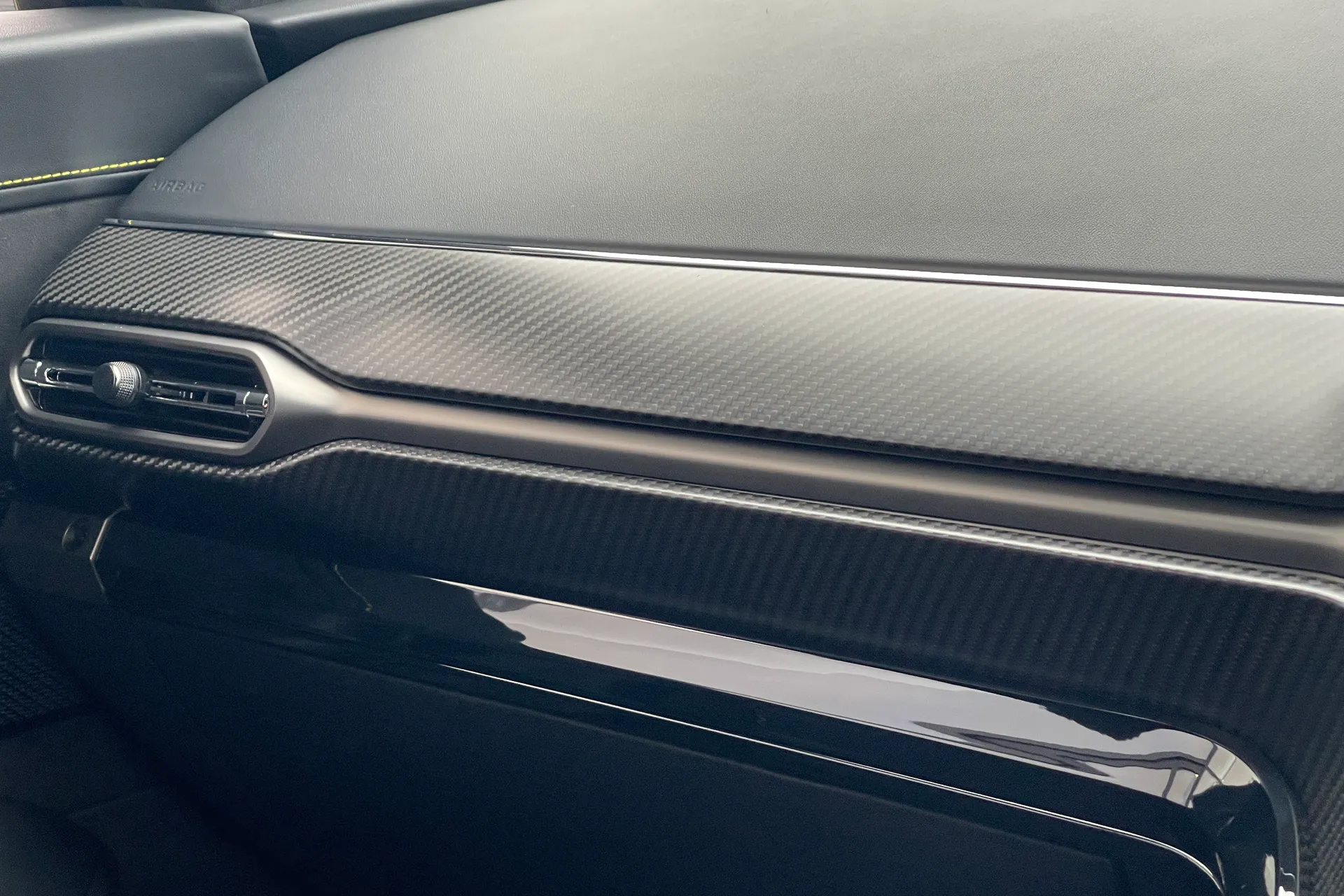 Aston Martin Vantage thumbnail image number 24