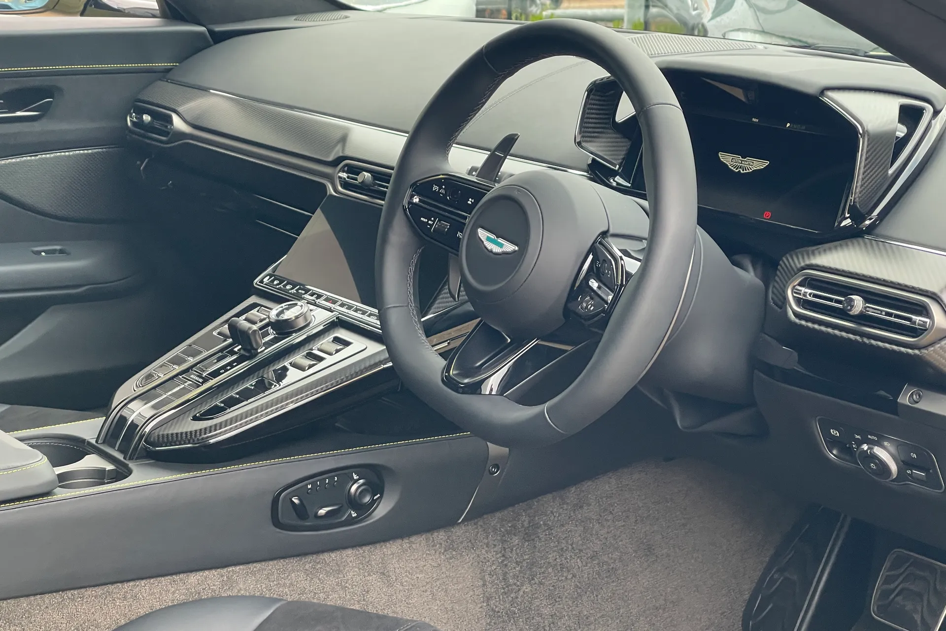 Aston Martin Vantage thumbnail image number 3