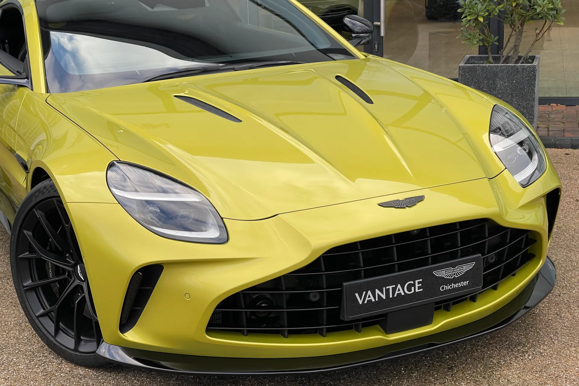 Aston Martin Vantage thumbnail image number 14