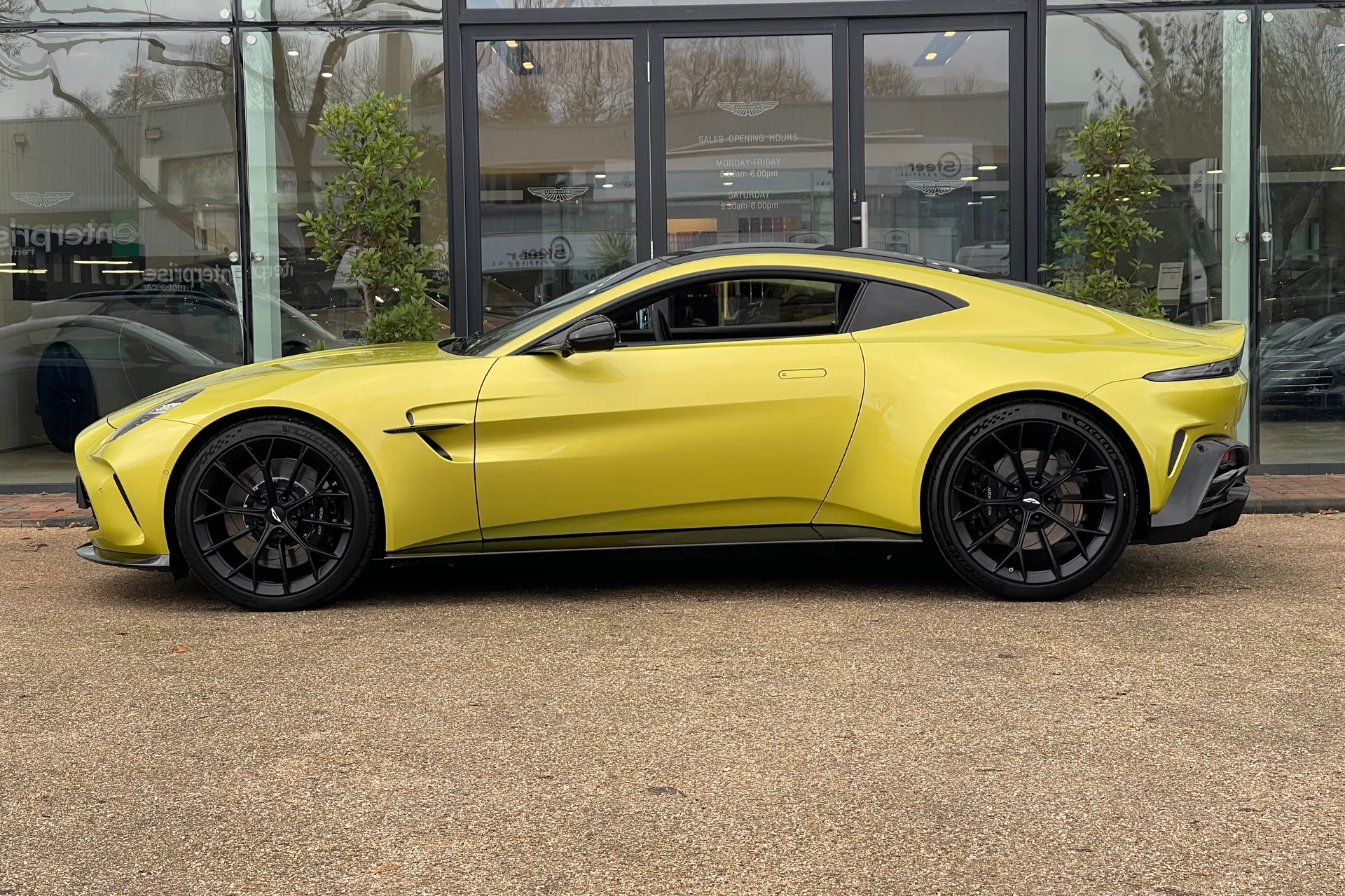Aston Martin Vantage thumbnail image number 33