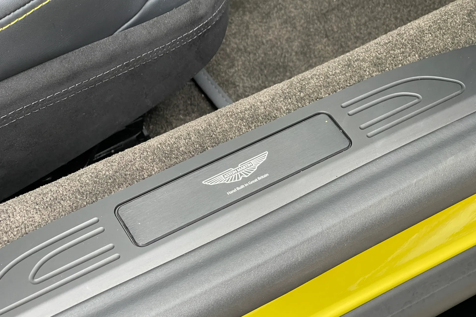 Aston Martin Vantage thumbnail image number 21