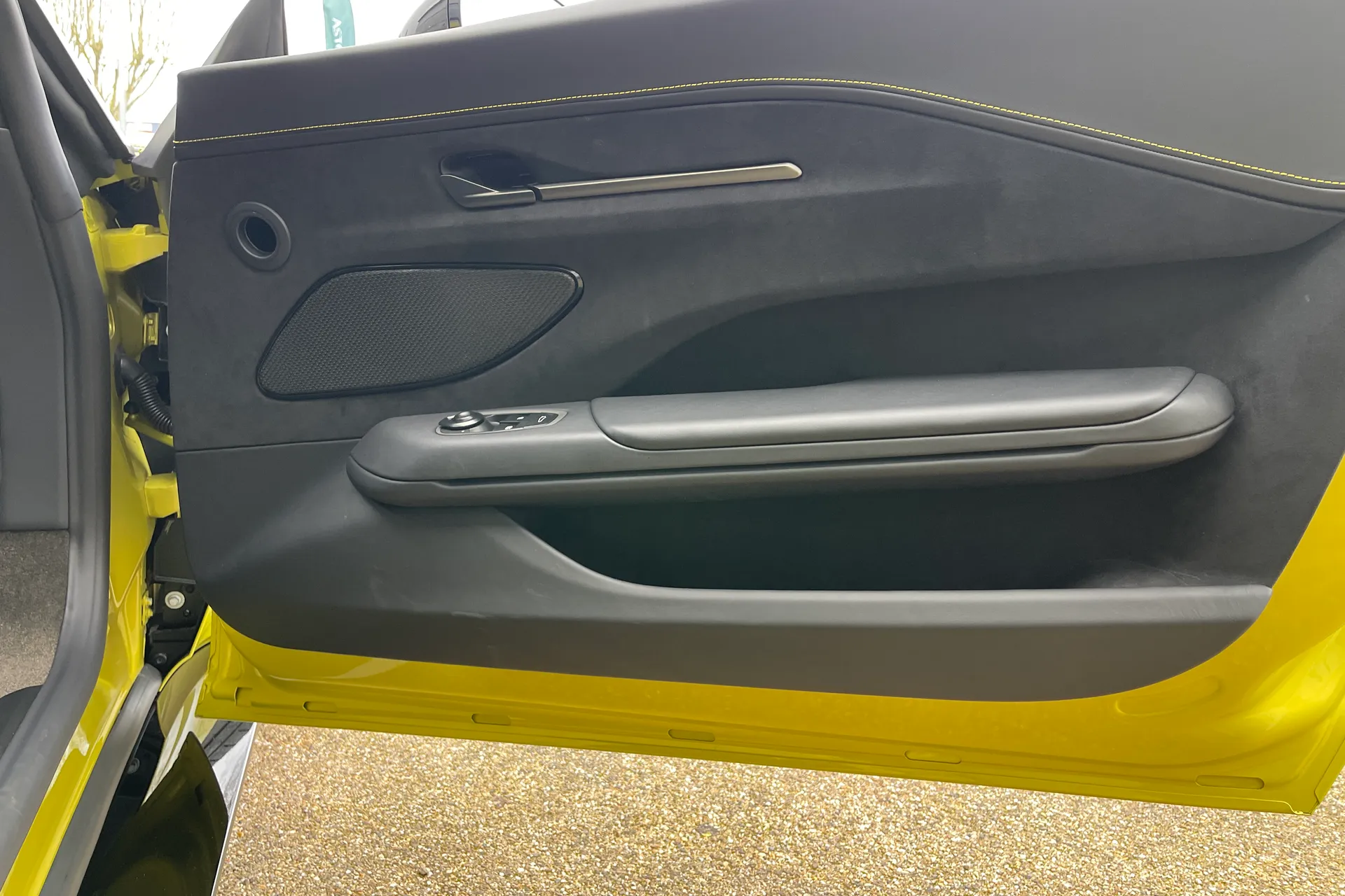 Aston Martin Vantage thumbnail image number 22