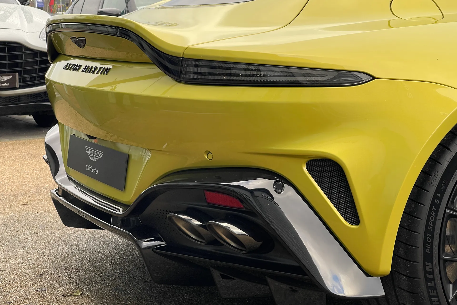 Aston Martin Vantage thumbnail image number 17