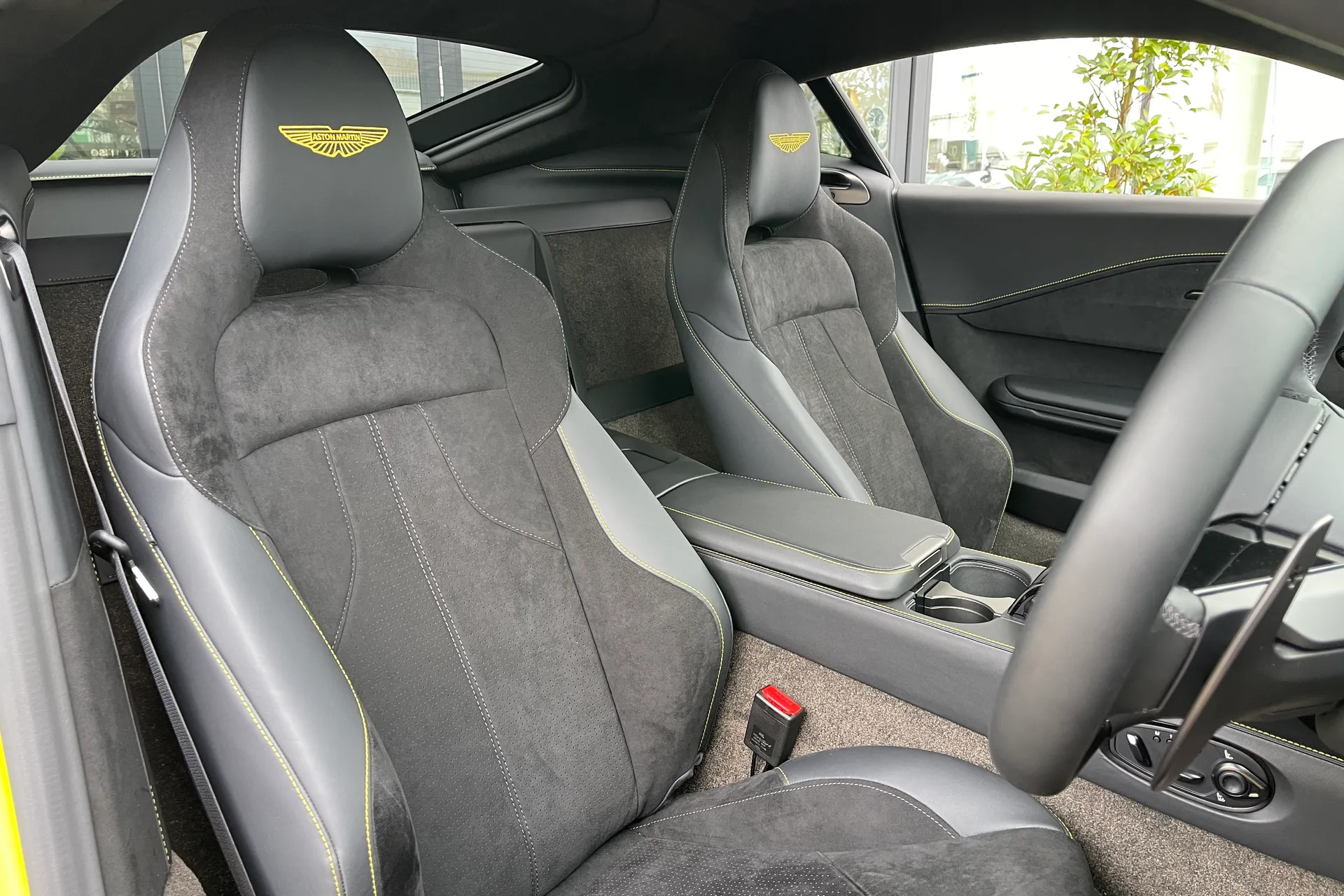 Aston Martin Vantage thumbnail image number 12