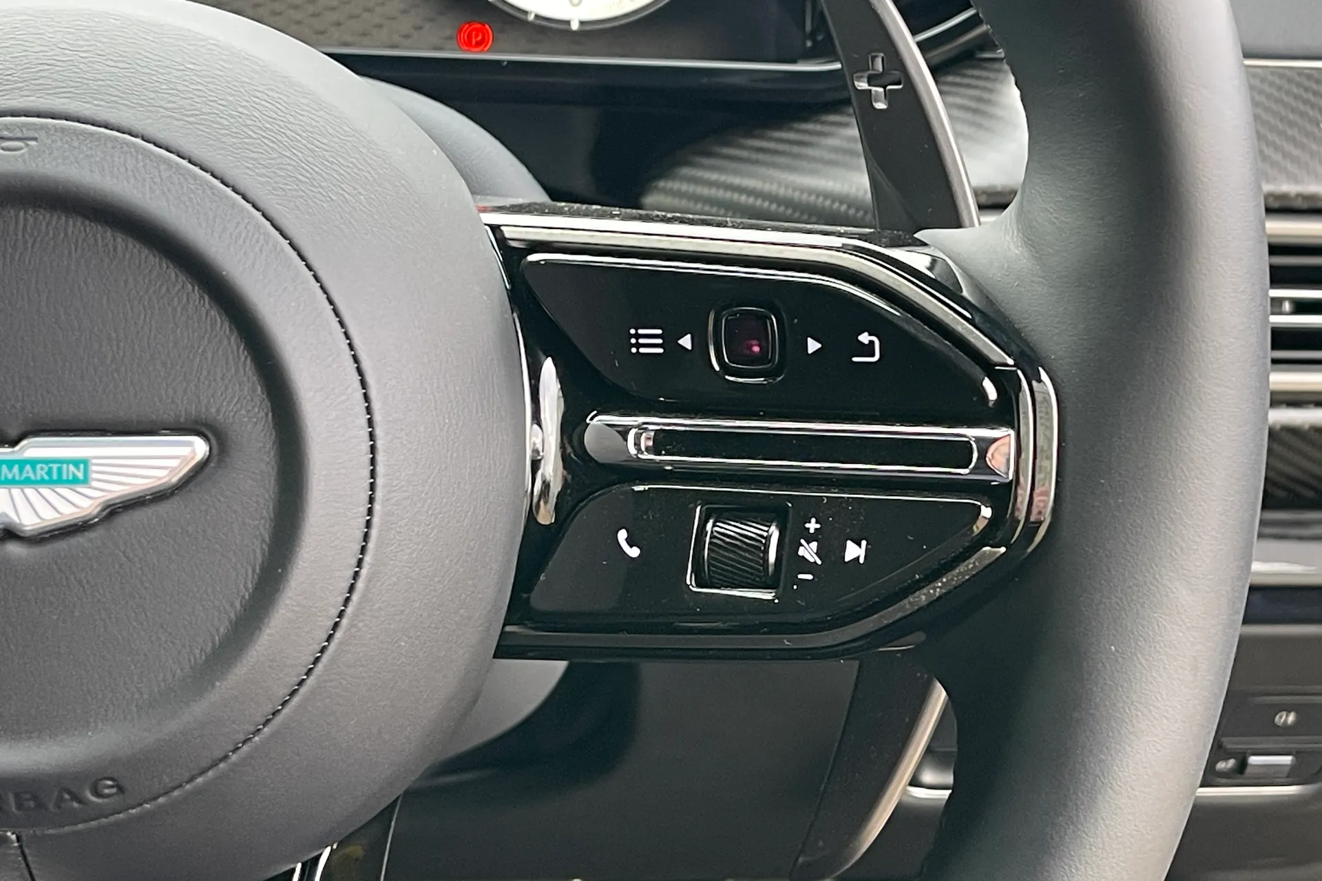 Aston Martin Vantage thumbnail image number 27