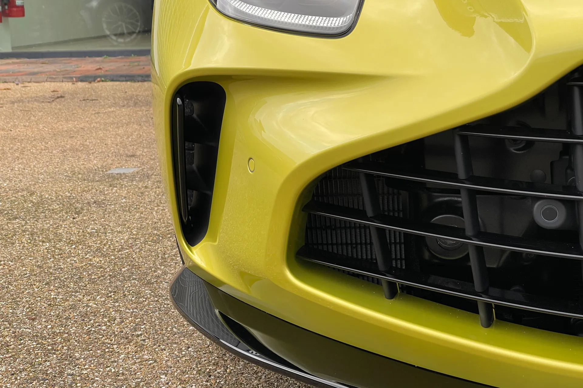 Aston Martin Vantage thumbnail image number 16