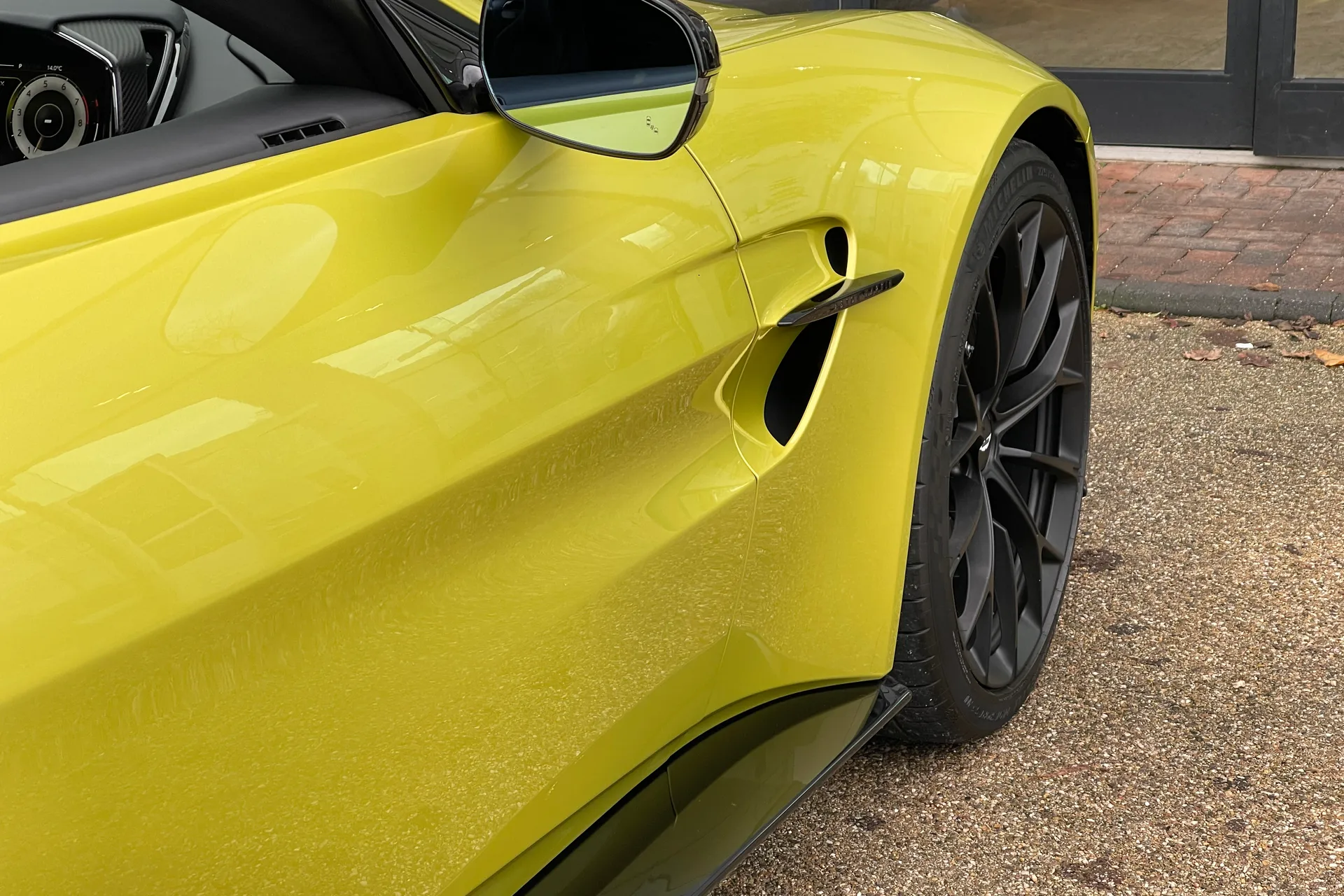 Aston Martin Vantage thumbnail image number 9