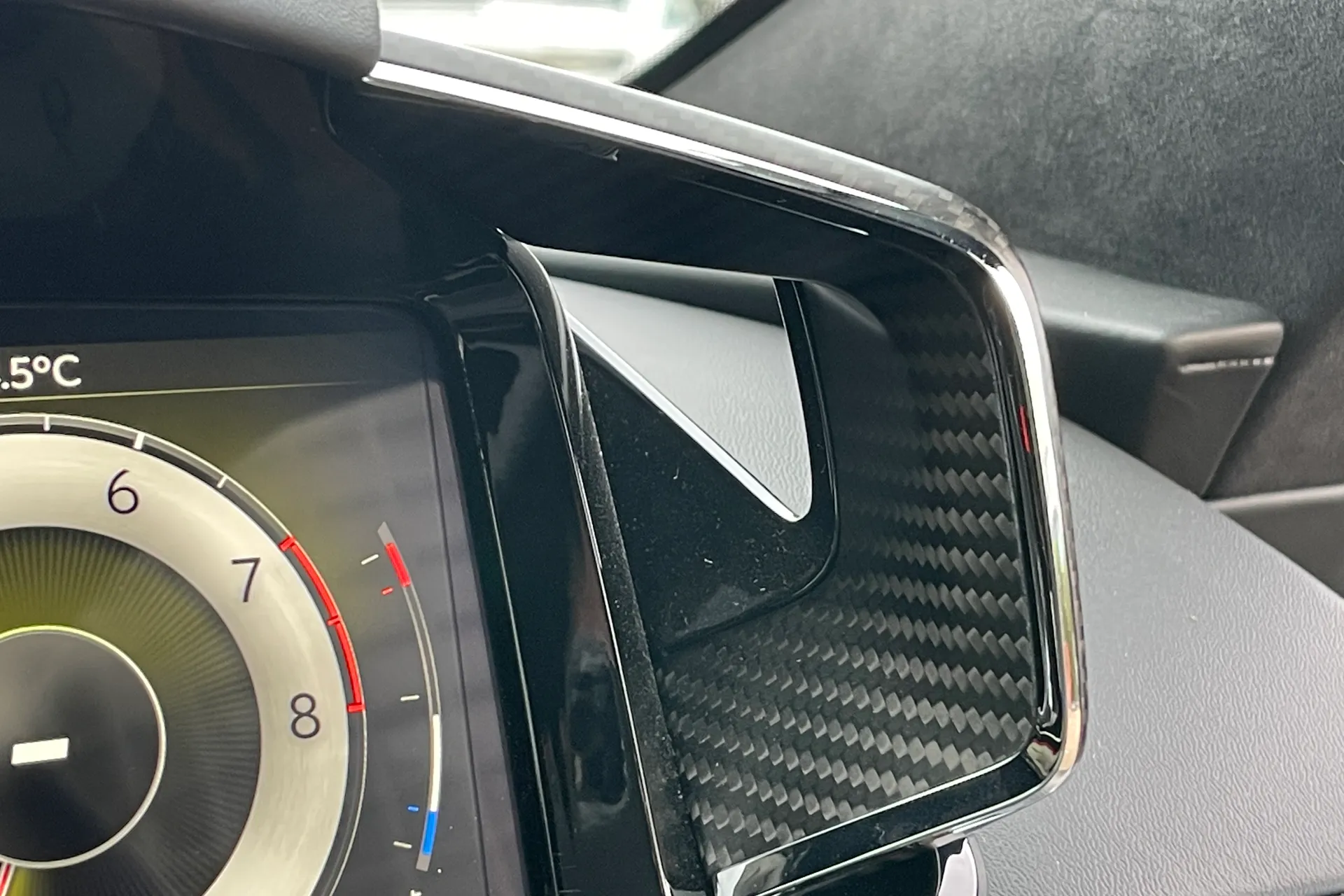 Aston Martin Vantage thumbnail image number 29