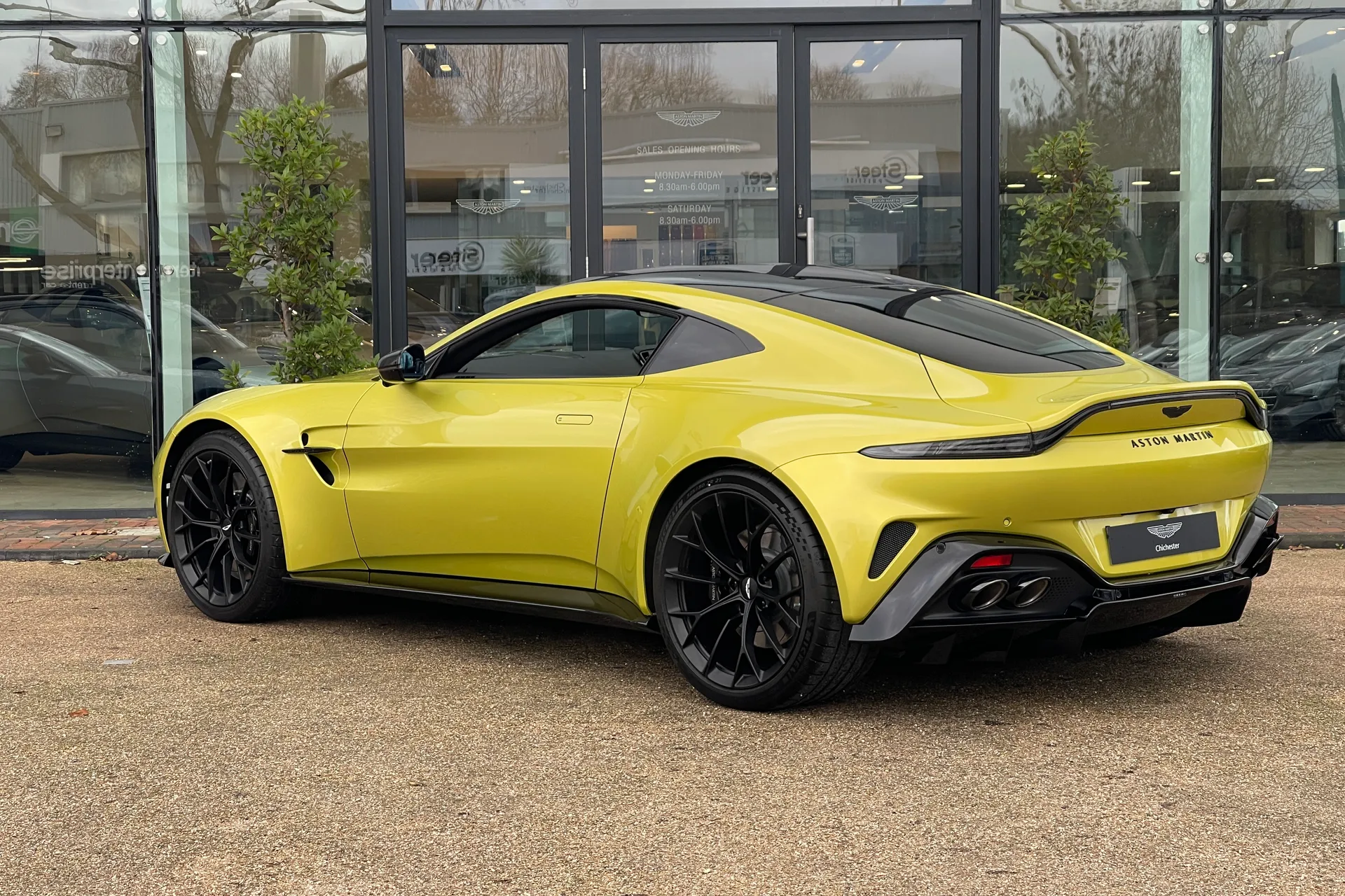 Aston Martin Vantage thumbnail image number 2