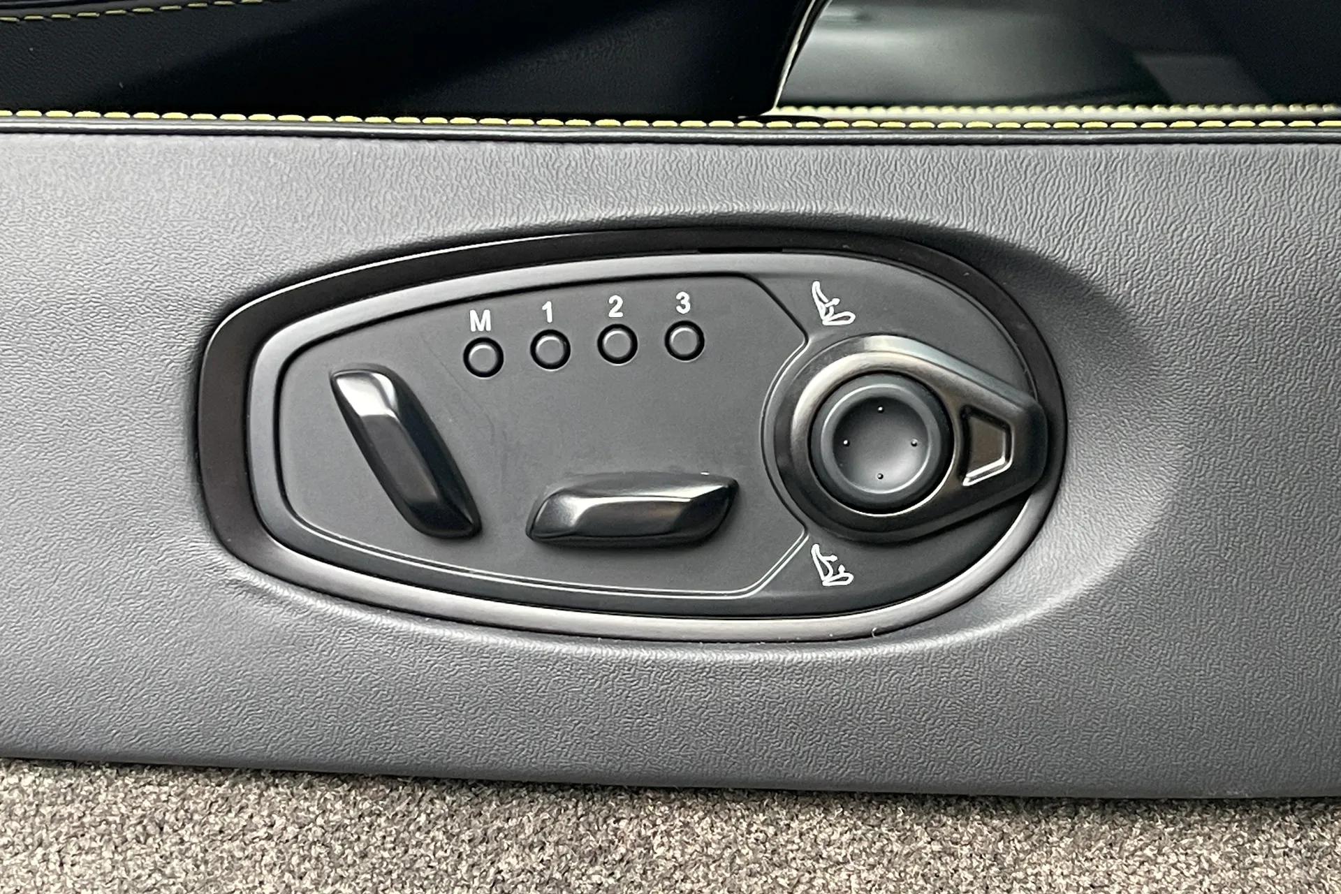 Aston Martin Vantage thumbnail image number 20