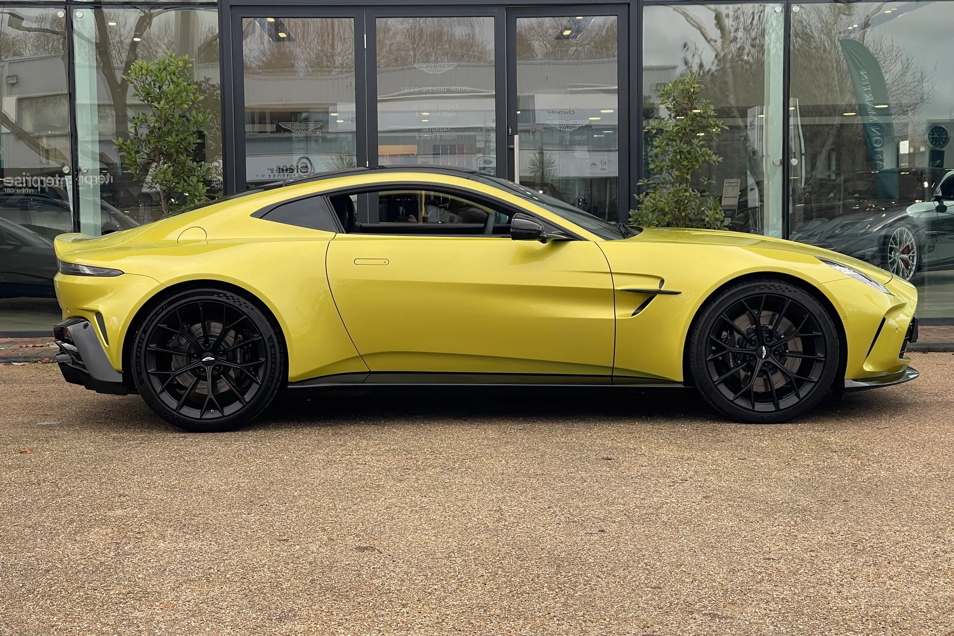 Aston Martin Vantage thumbnail image number 36
