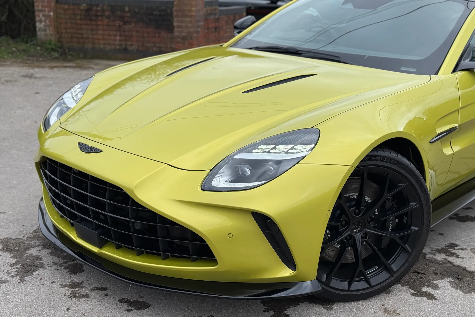 Aston Martin Vantage thumbnail image number 30