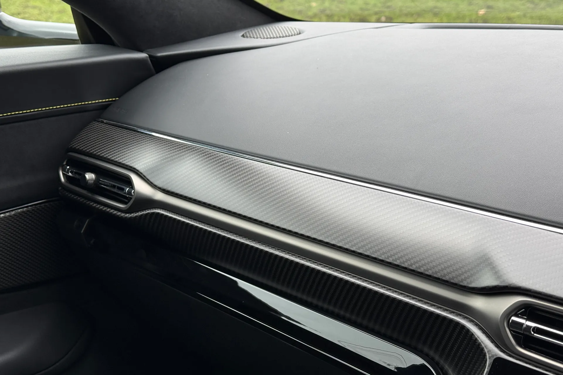 Aston Martin Vantage thumbnail image number 15