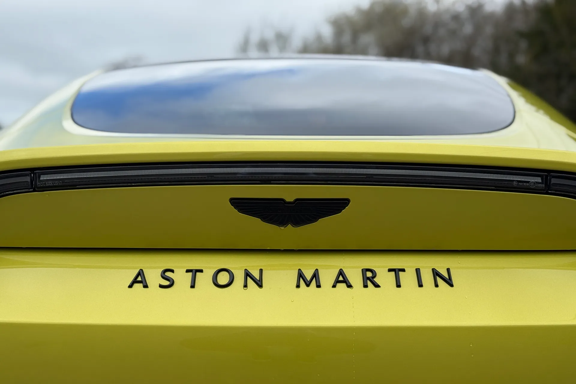 Aston Martin Vantage thumbnail image number 32