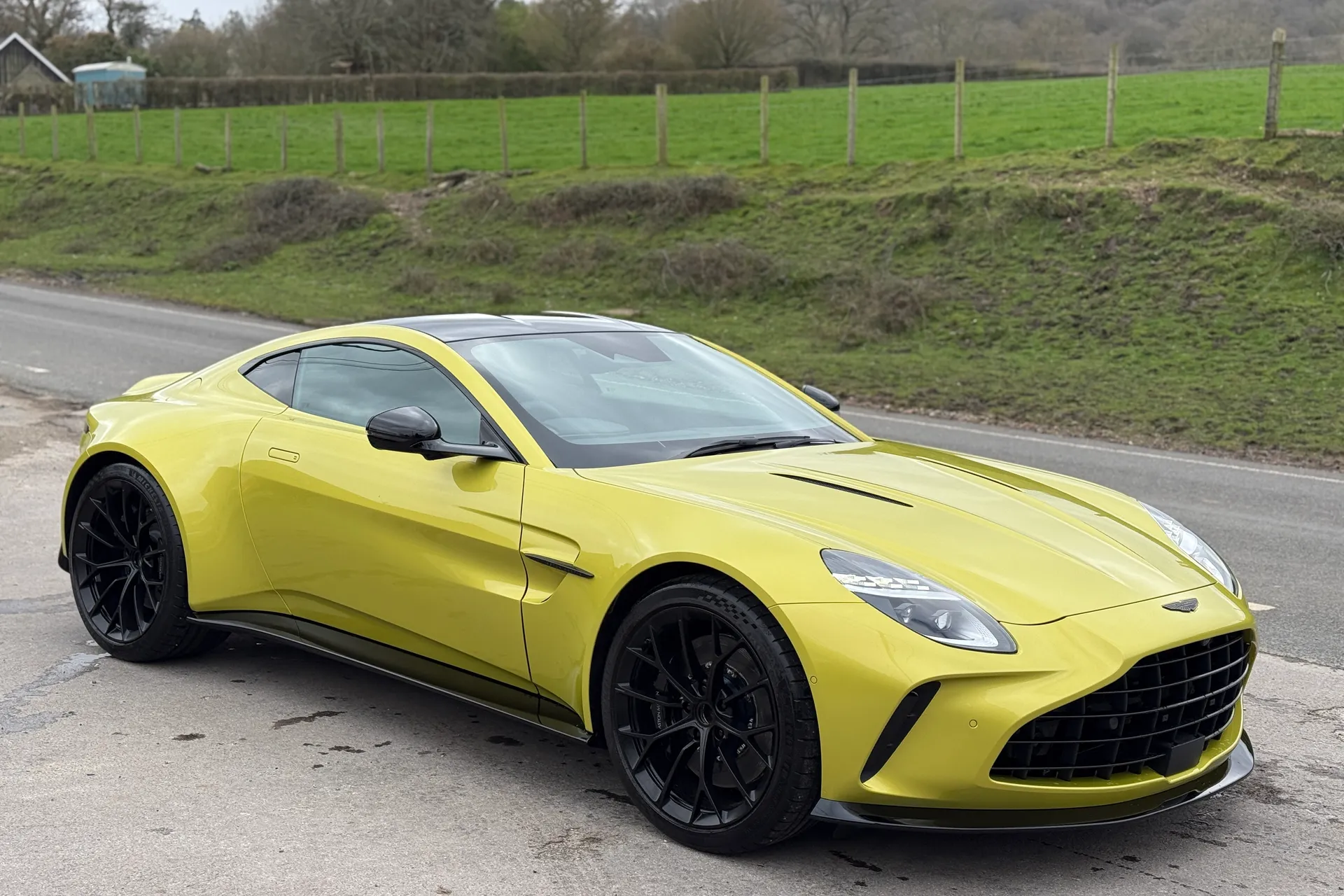 Aston Martin Vantage thumbnail image number 10