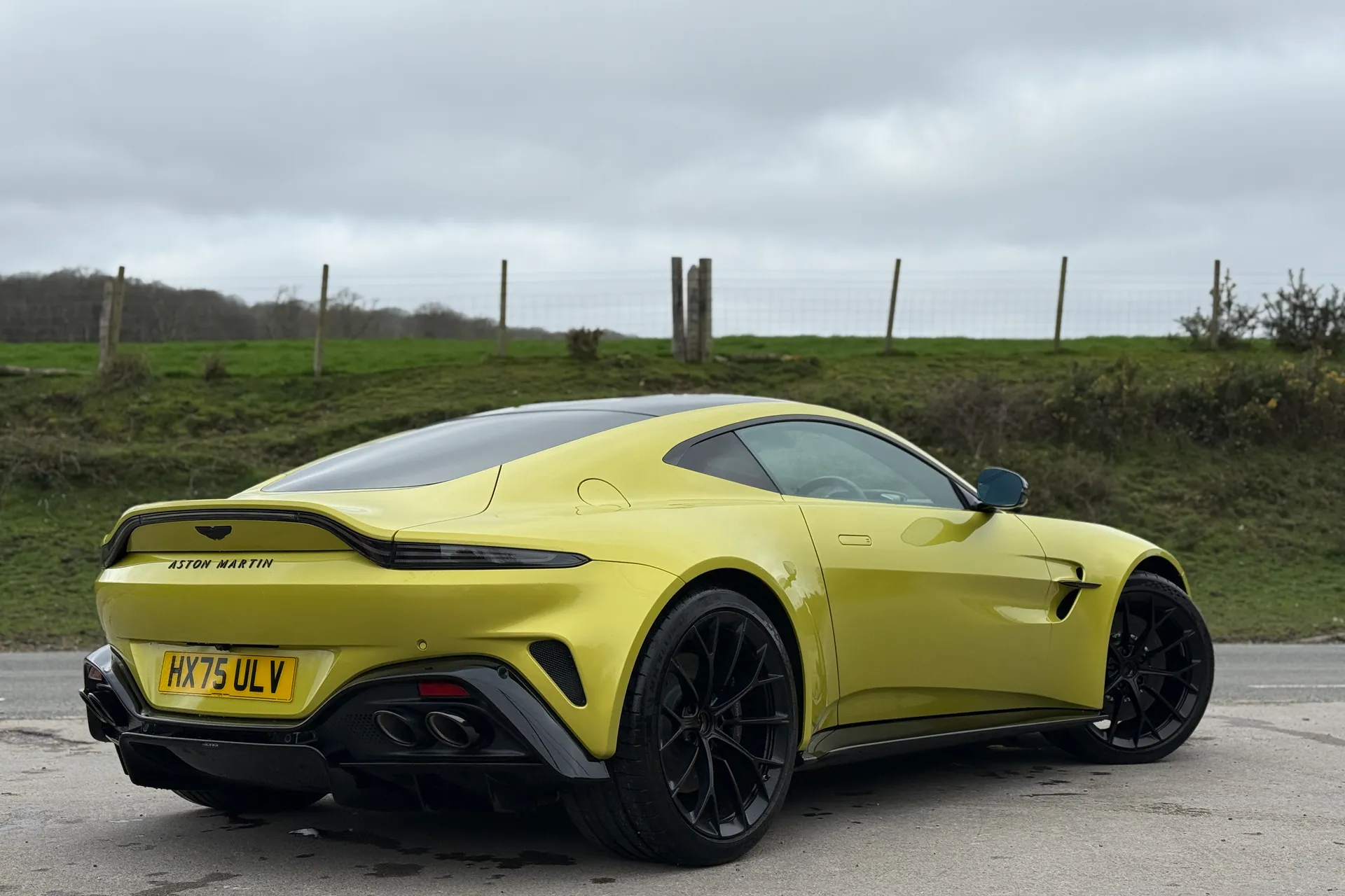 Aston Martin Vantage thumbnail image number 2