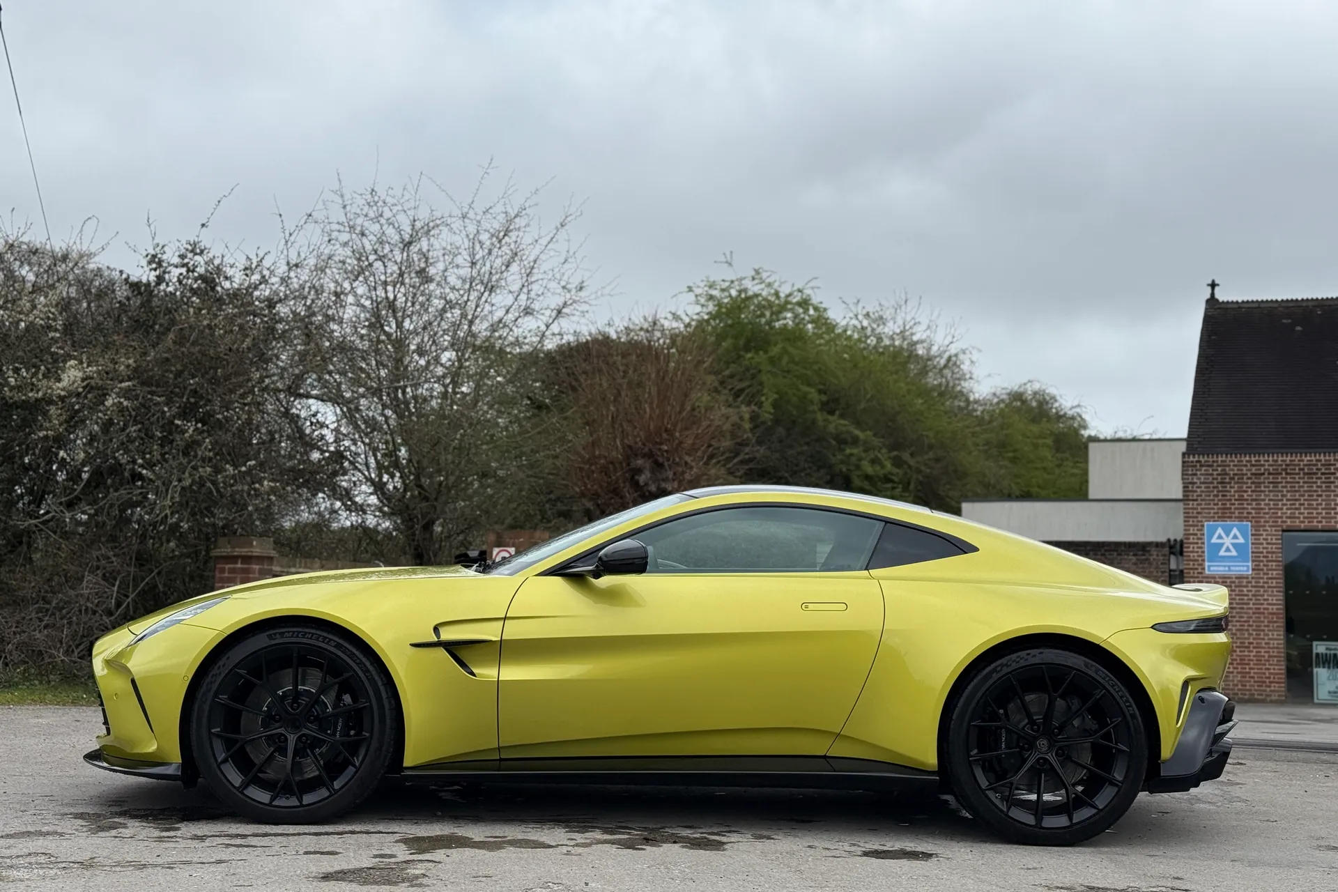 Aston Martin Vantage thumbnail image number 18