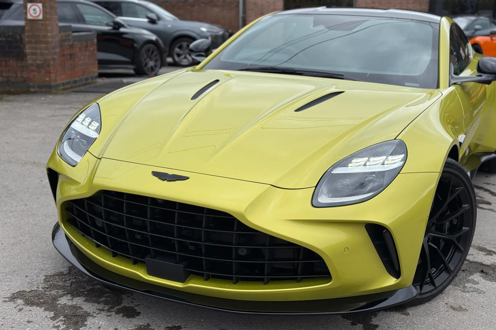 Aston Martin Vantage thumbnail image number 31