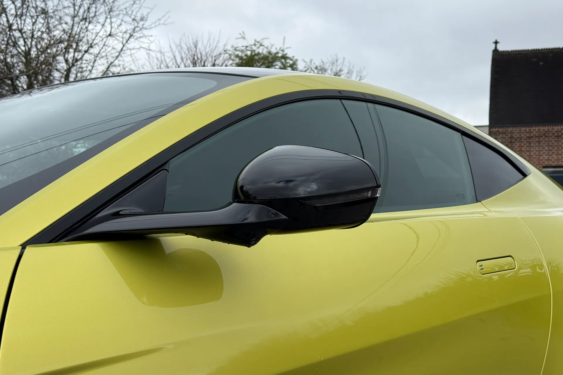 Aston Martin Vantage thumbnail image number 27