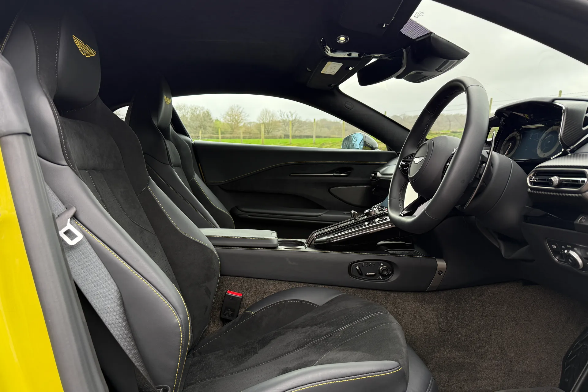 Aston Martin Vantage thumbnail image number 20