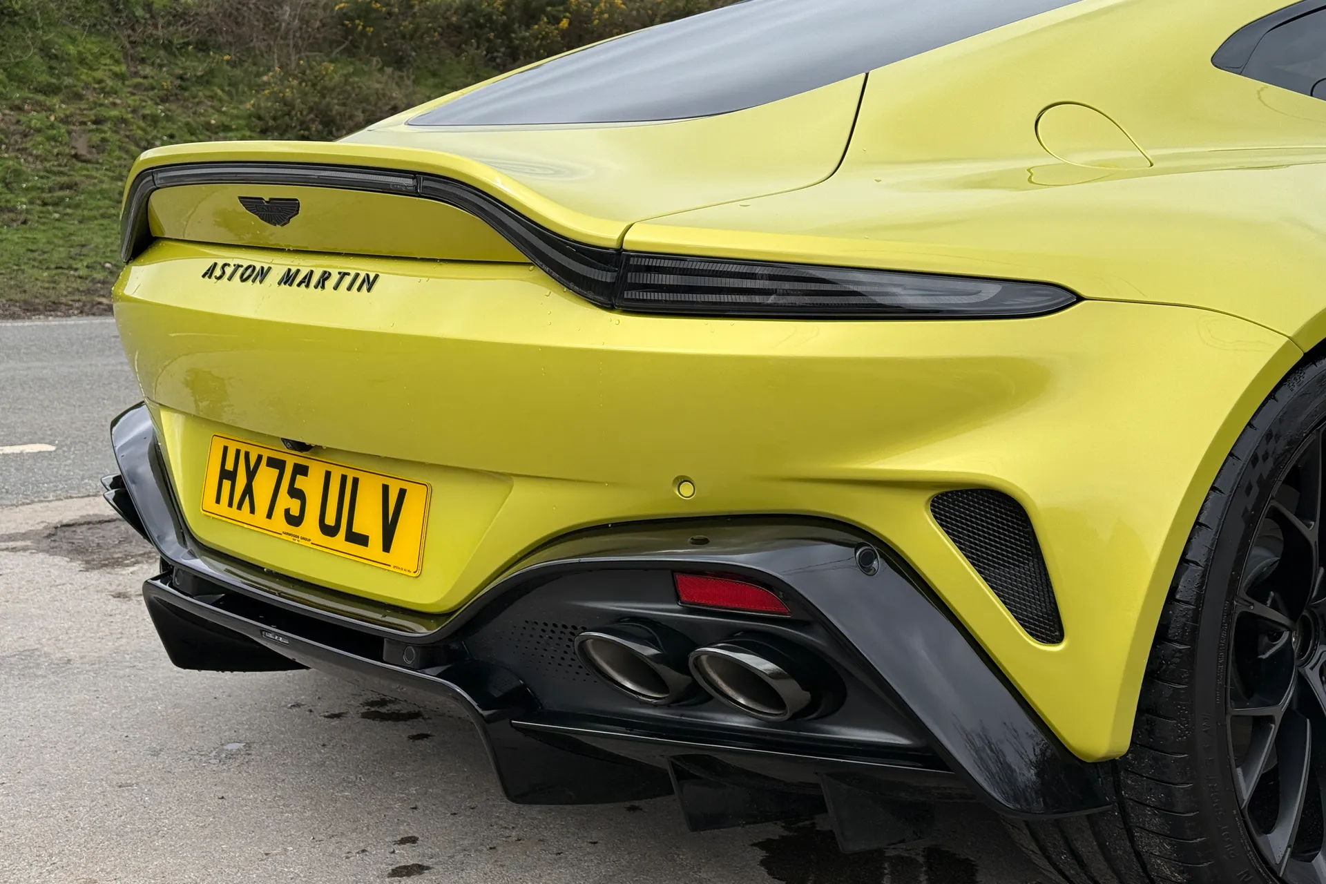 Aston Martin Vantage thumbnail image number 38