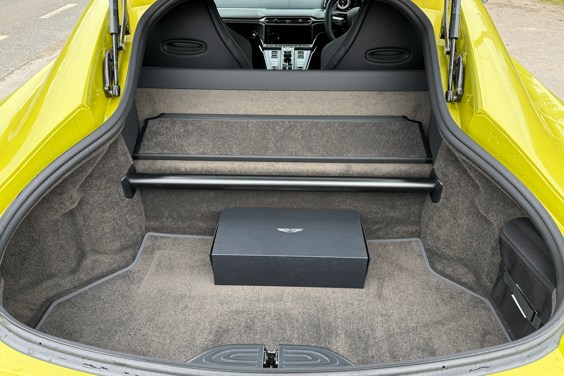 Aston Martin Vantage thumbnail image number 36