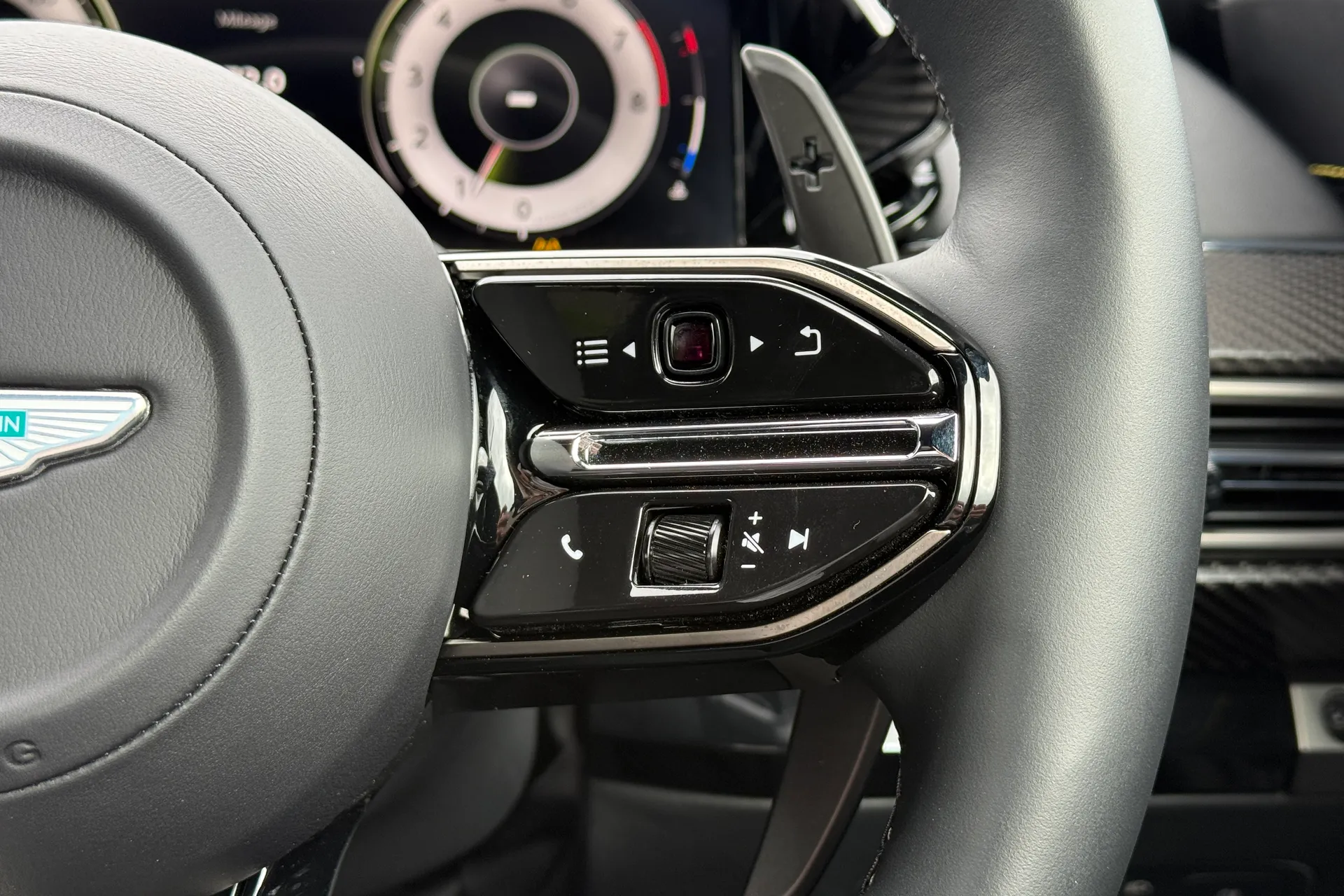 Aston Martin Vantage thumbnail image number 43