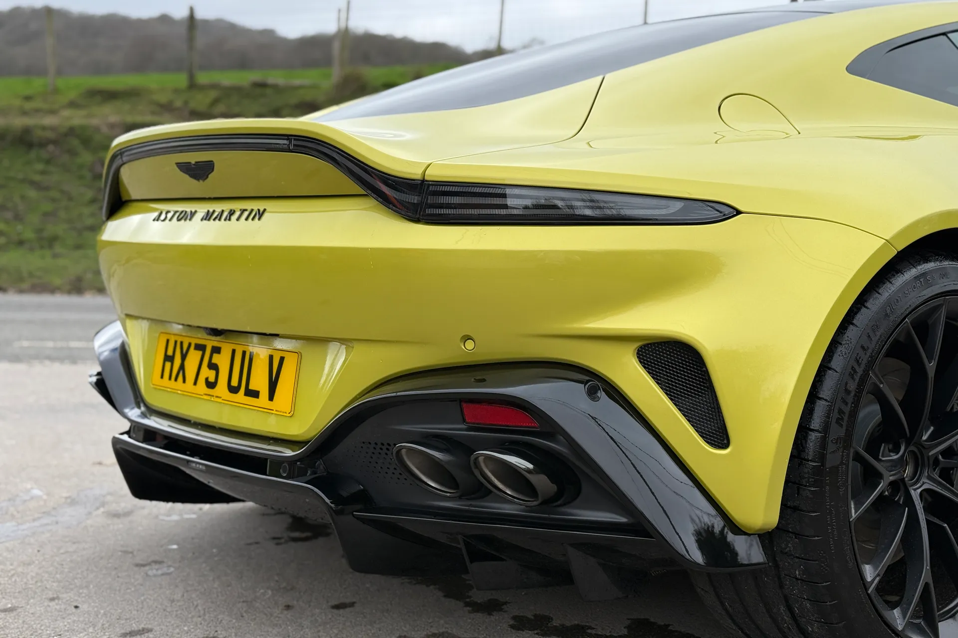 Aston Martin Vantage thumbnail image number 25