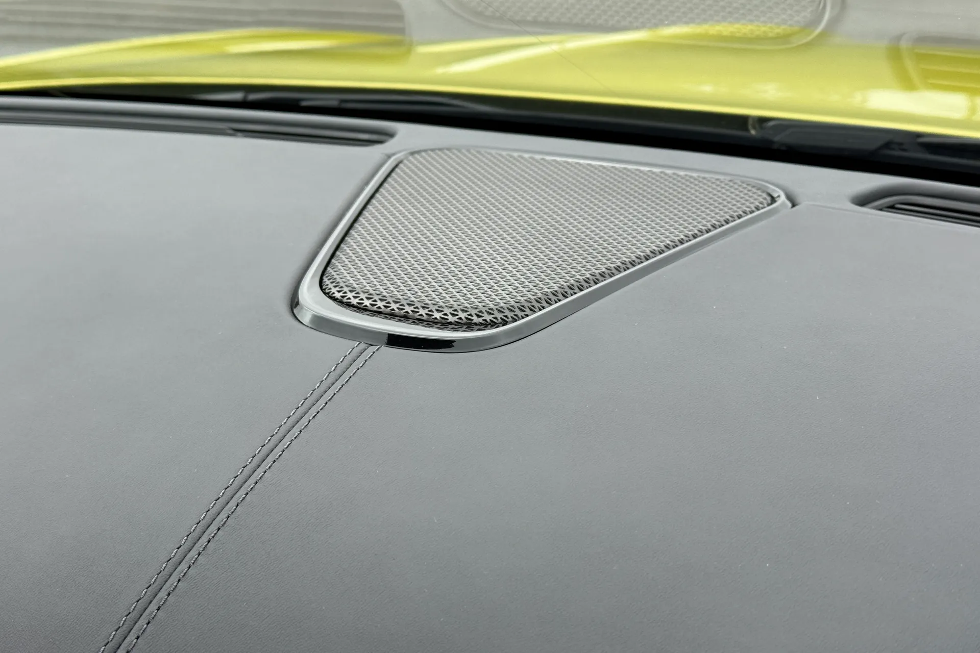 Aston Martin Vantage thumbnail image number 19