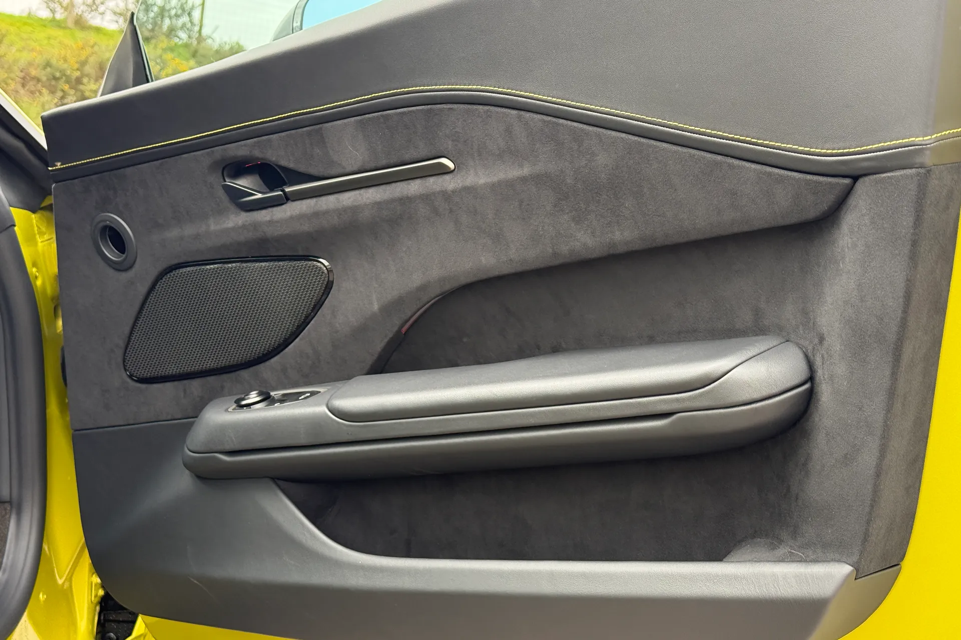 Aston Martin Vantage thumbnail image number 21