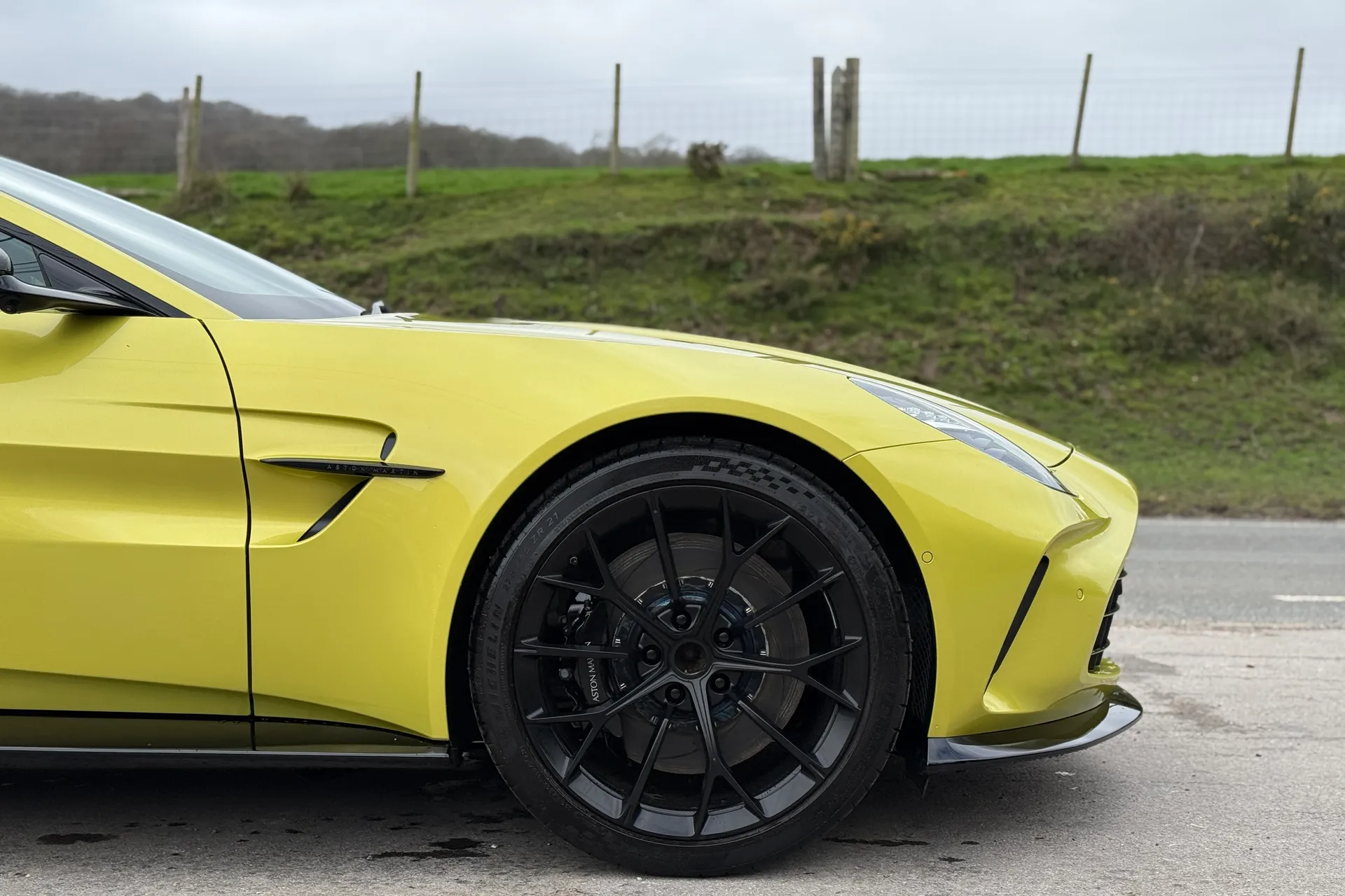 Aston Martin Vantage thumbnail image number 34