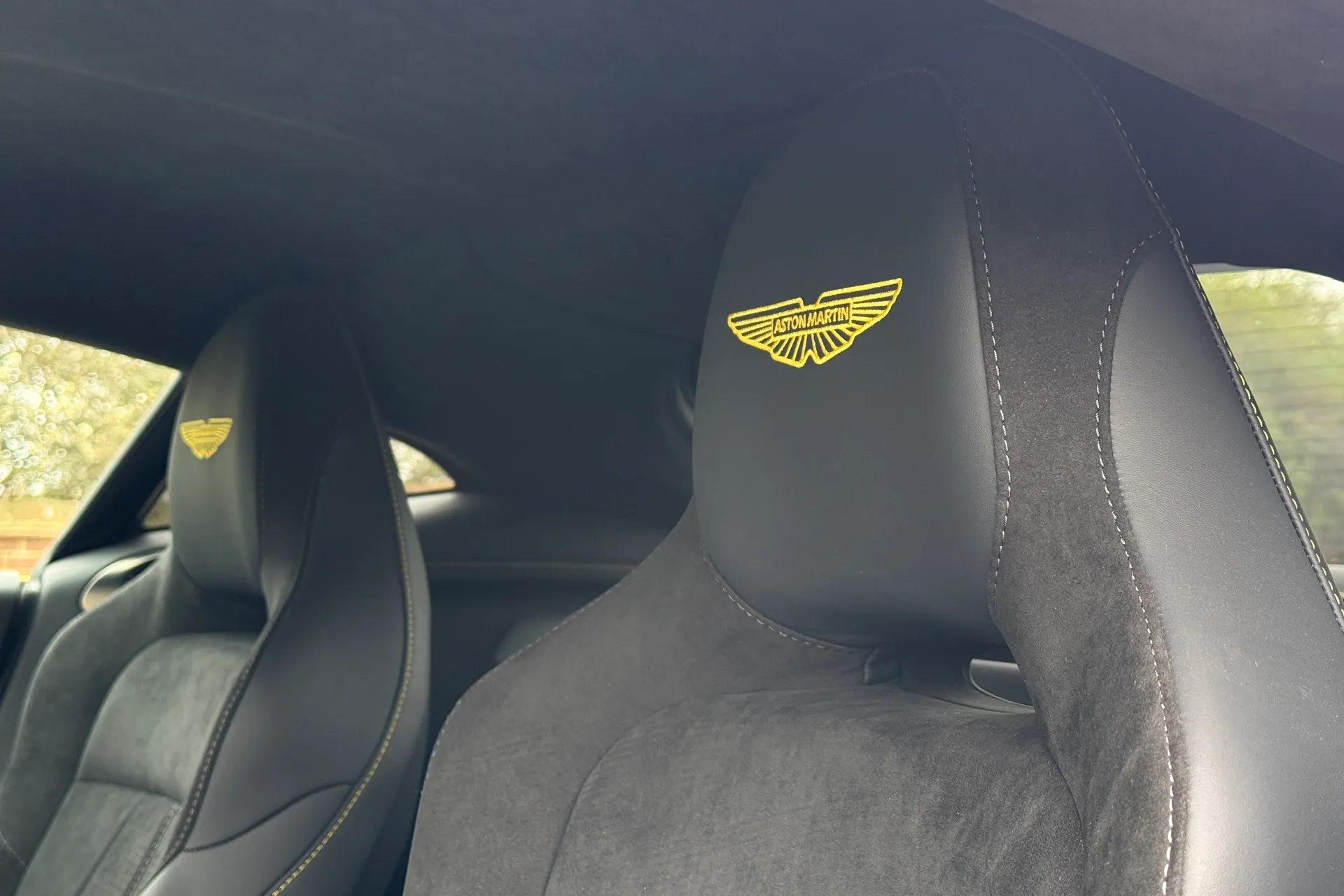 Aston Martin Vantage thumbnail image number 23