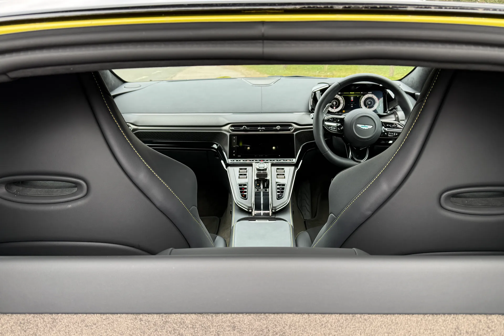 Aston Martin Vantage thumbnail image number 37