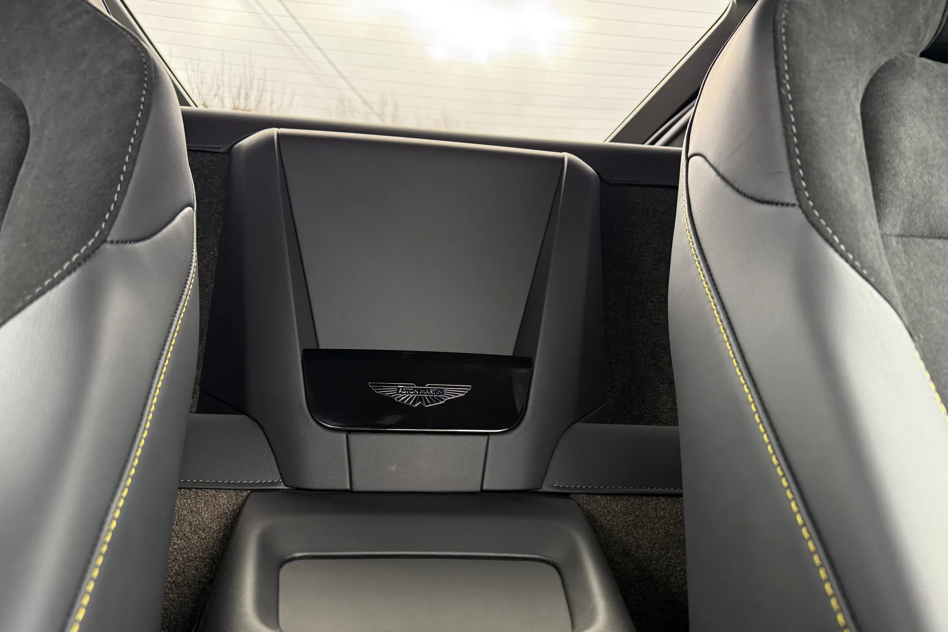 Aston Martin Vantage thumbnail image number 39