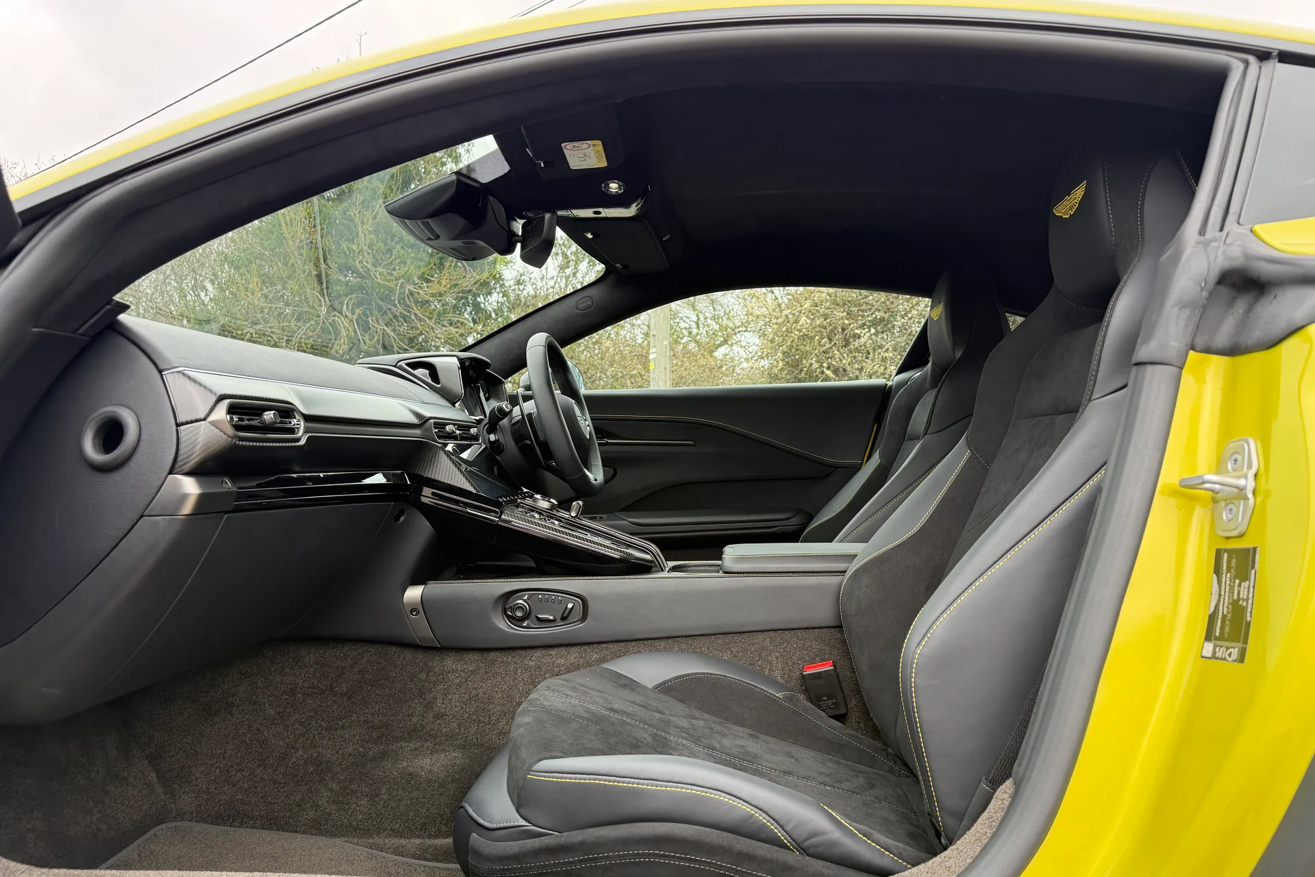 Aston Martin Vantage thumbnail image number 24