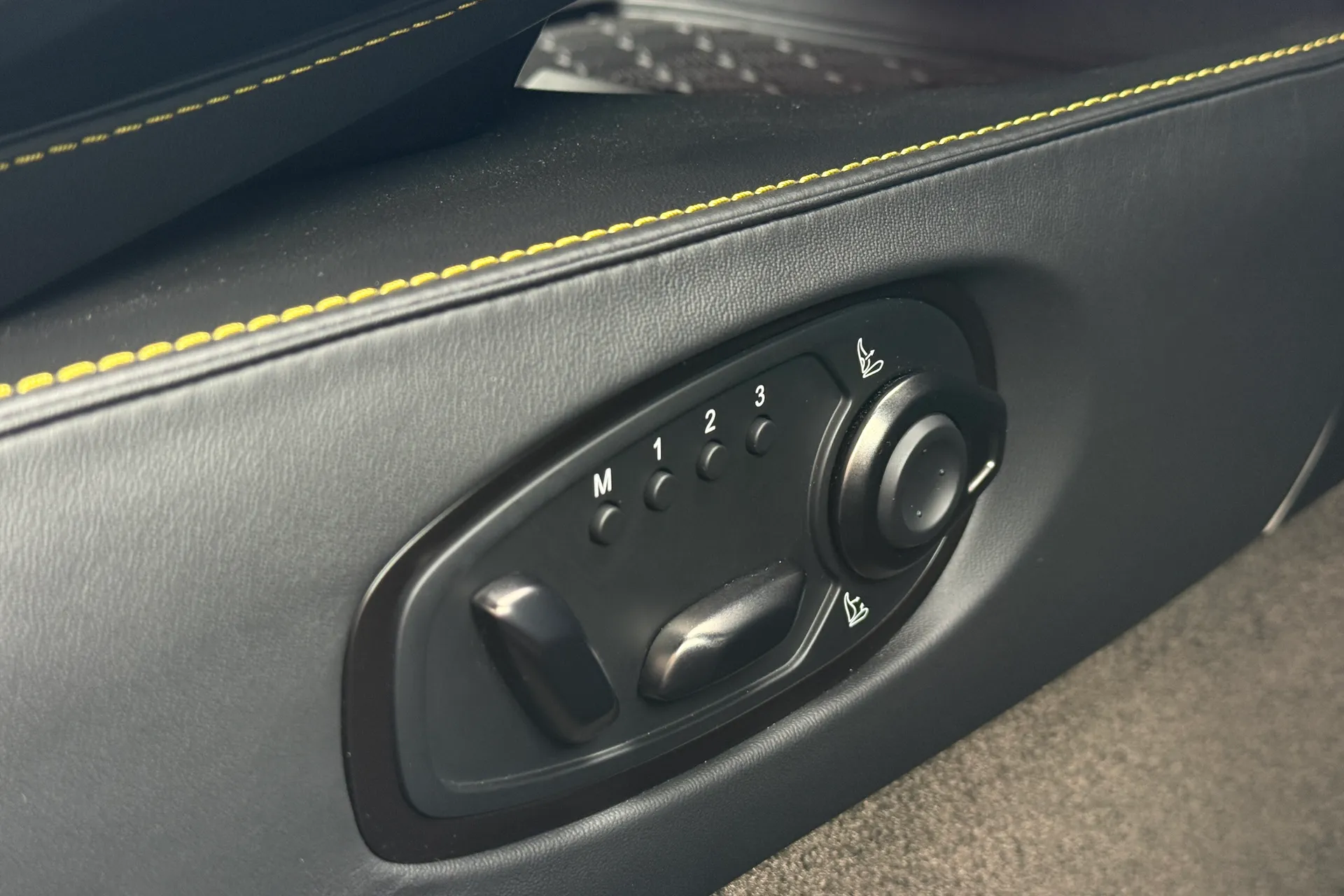 Aston Martin Vantage thumbnail image number 14